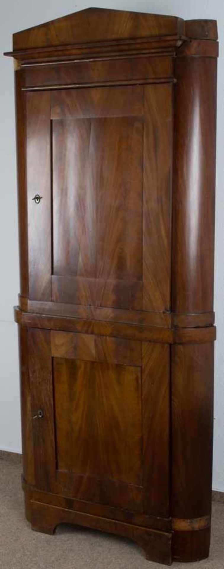 Eckschrank. Norddeutsches Biedermeier um 1820/30. Mahagoni massiv & furniert, zweitüriger Korpus. - Bild 2 aus 12