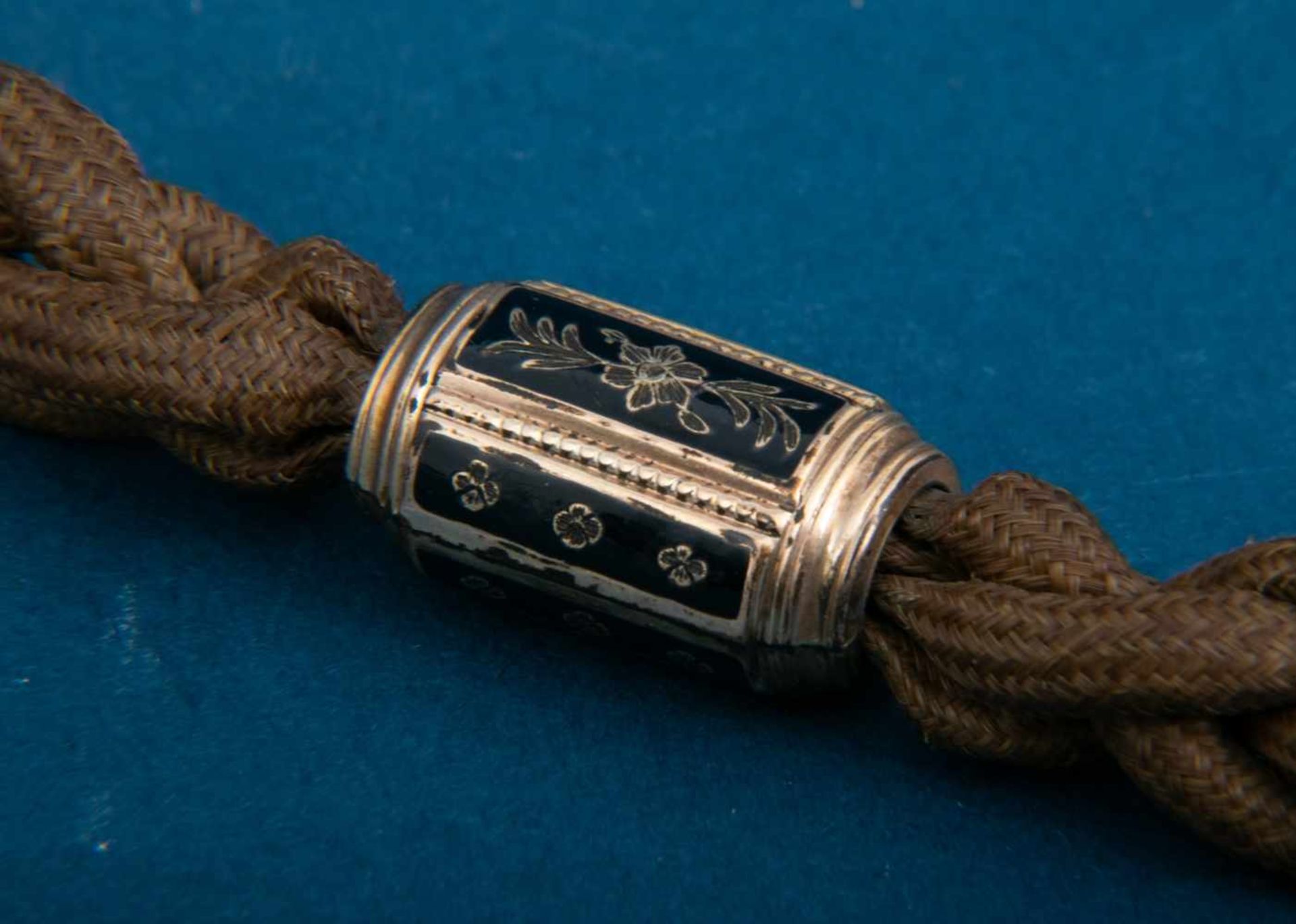 Antike Uhrenkette, geflochtenes Schnürband mit vergoldetem Beschlagwerk & Karabiner- Abschluss, - Bild 4 aus 8