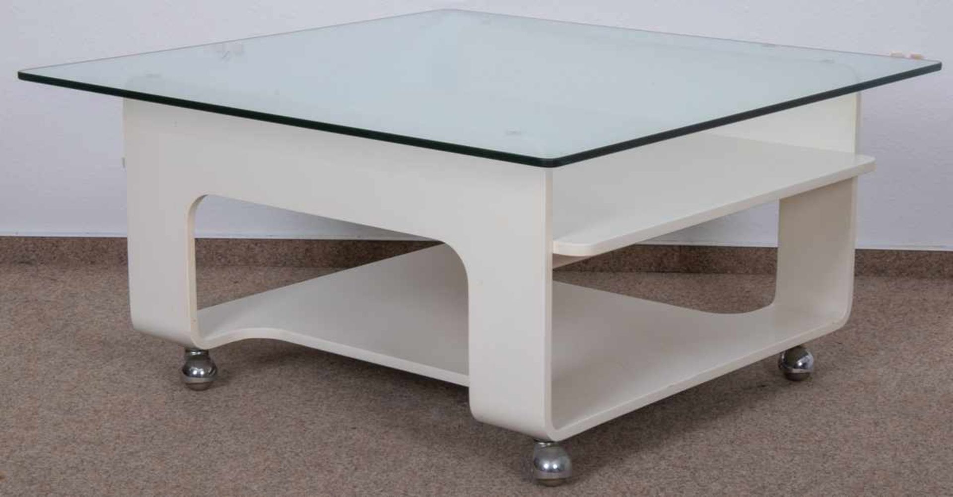 Couchtisch der 1960er/70er Jahre, weiß lackiertes Tischgestell aus gebogenem Holz(?), auf Rollen, - Image 2 of 9