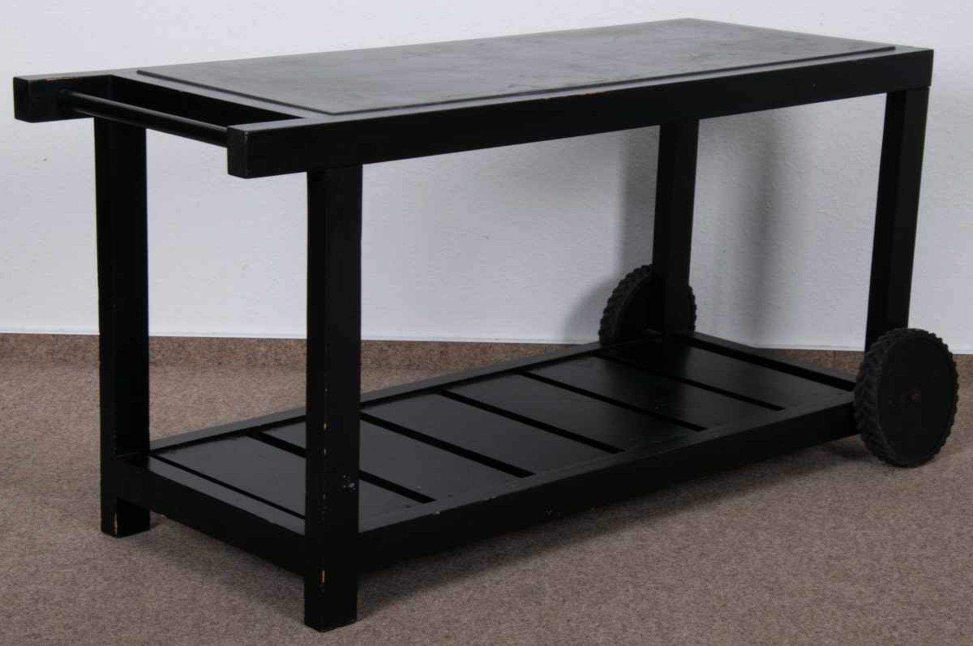 Rollbarer Gartentisch, schwarz lackiertes Nadelholz auf Kunststoffrollen gelagert/bedingt beweglich, - Bild 2 aus 6