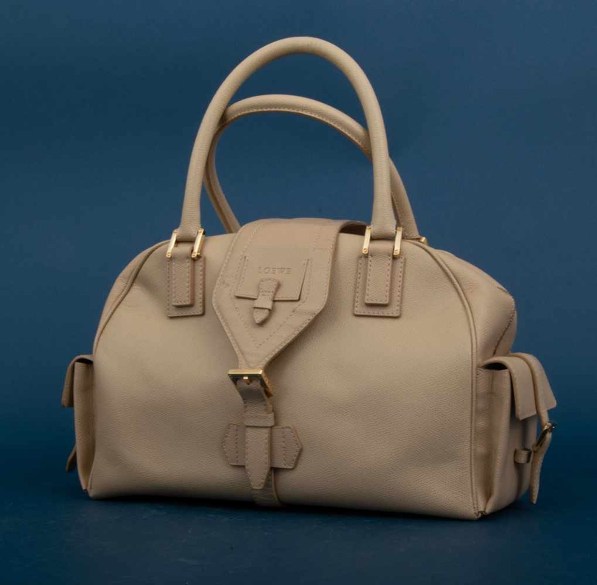 "Loewe" - modische, querformatige Handtasche des spanischen Labels. Formschöne Tasche mit 2