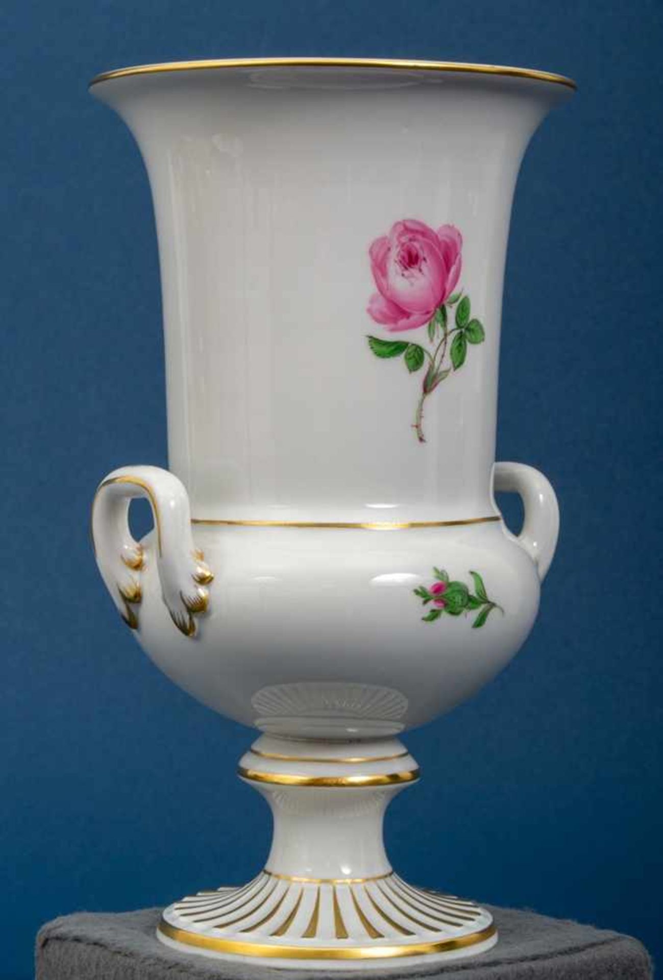 Pokalvase. Meissen. Schwertermarke mit 2 Schleifstrichen = 3. Wahl. Höhe ca. 20 cm. Weißporzellan - Bild 4 aus 7