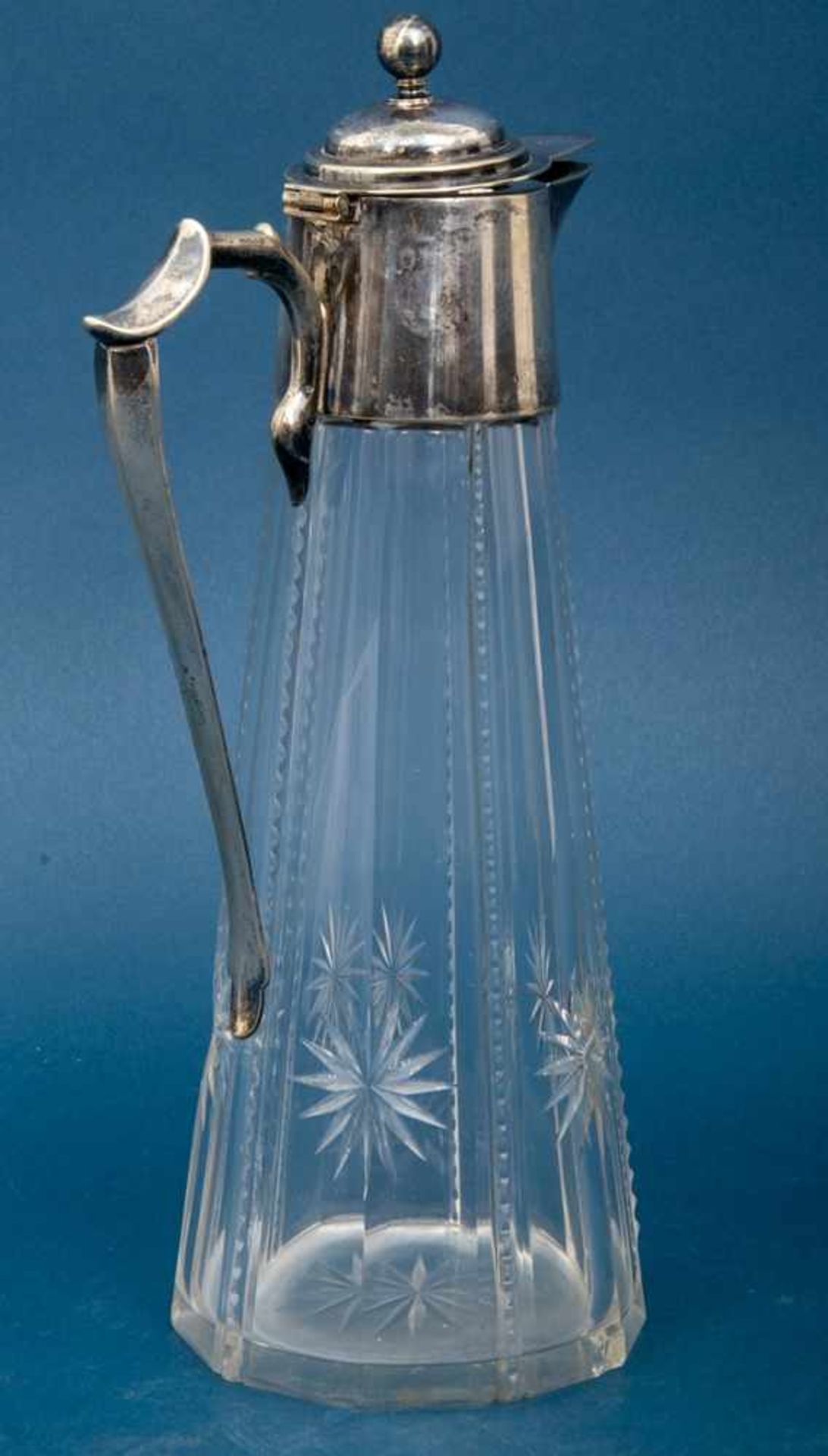 Schenkkanne/ Saftkanne, farbloses Klarglas mit versilberter Montur, Höhe ca. 30 cm; Deckel minimal - Image 2 of 5