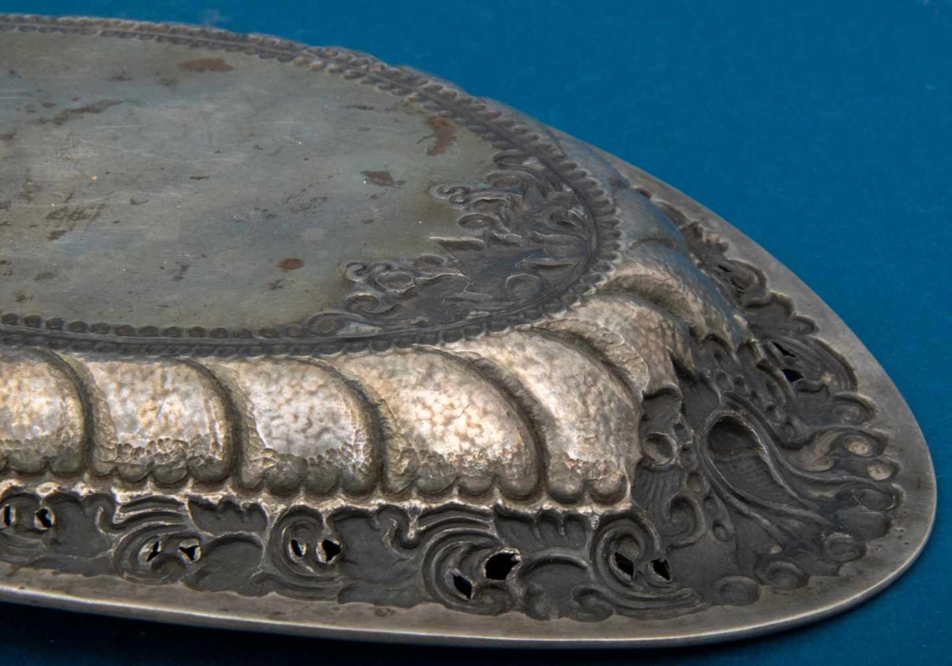 Ovale Silberschale, 800er Silber, ca. 330 gr., opulenter, floraler Hammerschlagdekor. Ca. 27,5 x - Bild 6 aus 8