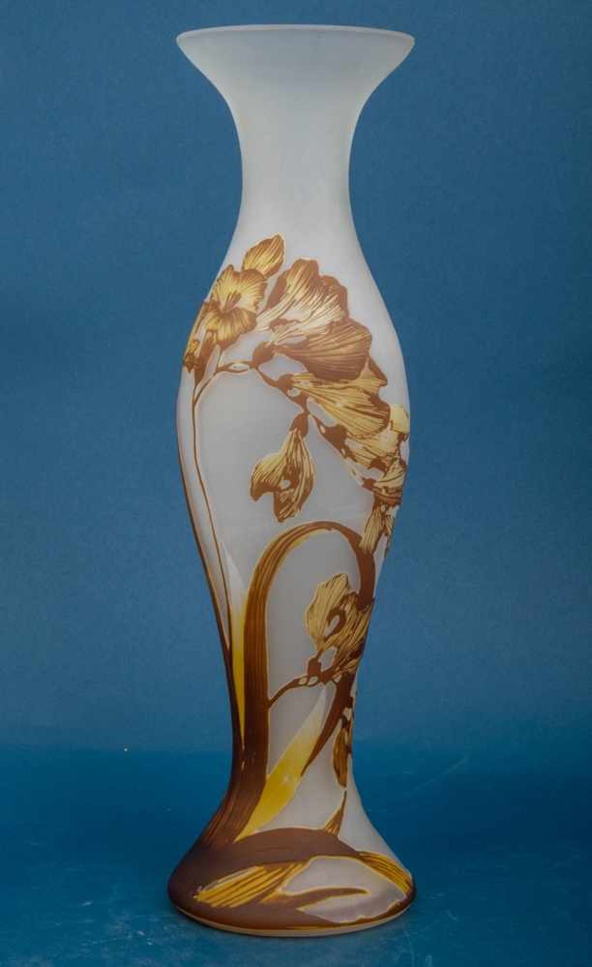Dekorative Glasvase, mehrfach farbig überfangene Glasvase mit plastisch geschliffenem Floraldekor, - Image 2 of 6