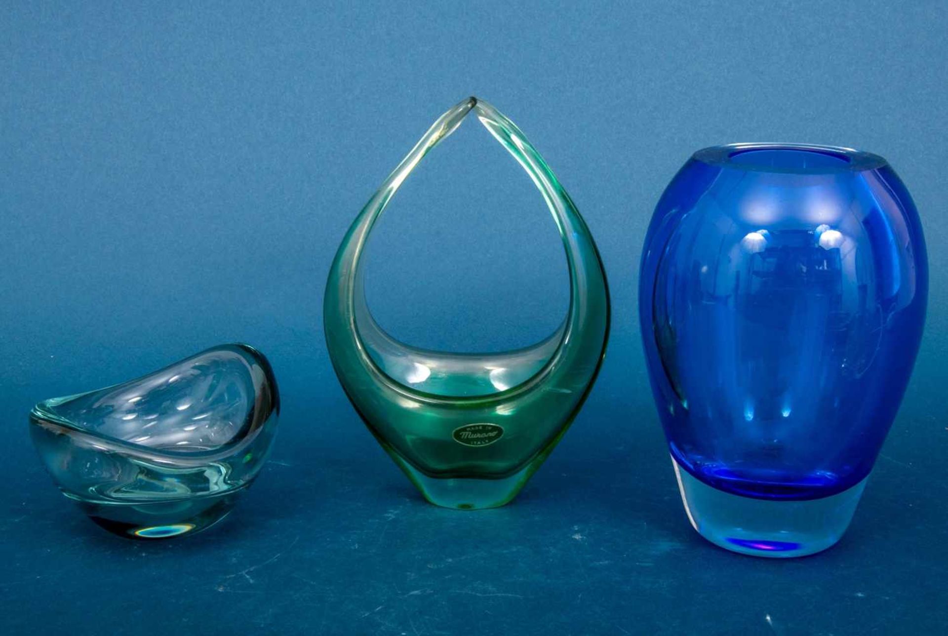 8teiliges Konvolut versch. farbiger Glasobjekte, u. a. Vasen, Schalen & Aschenbecher, 2. Hälfte - Bild 6 aus 8