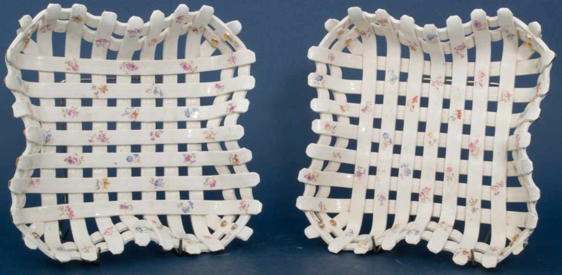 Paar quadratischer Zierkörbe für z.B. Obst u. Gebäck; breites Flechtwerk mit polychromer - Image 9 of 12
