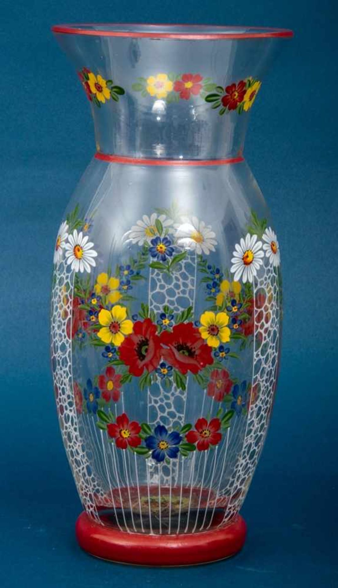 Tischvase, dickwandiges, farbloses Klarglas, 1920er/30er Jahre, mit farbenfrohem Floraldekor bemalt.