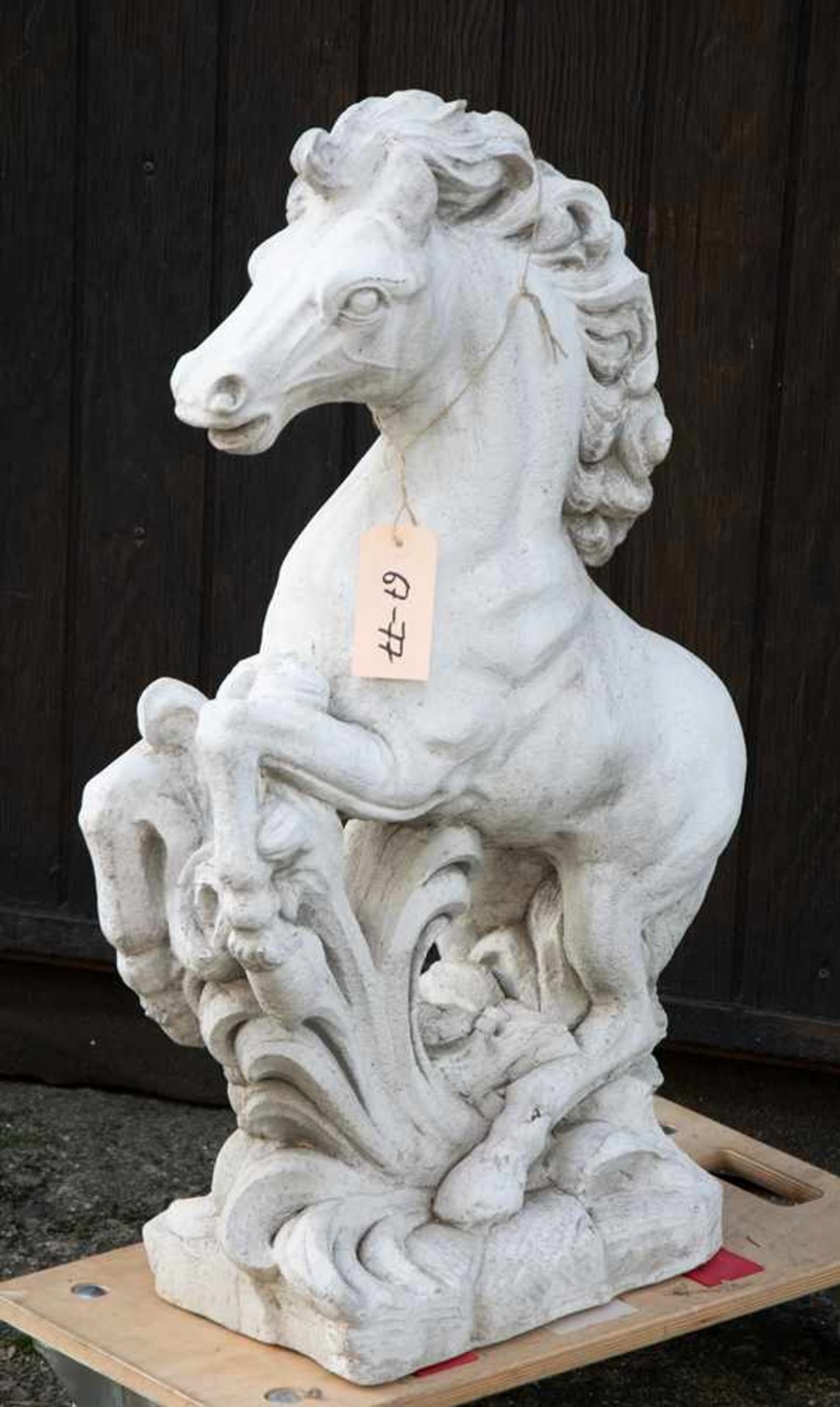 "Springendes Pferd". Betonguss. 20./21. Jhd. Höhe ca. 80 cm.- - -20.00 % buyer's premium on the - Bild 3 aus 4
