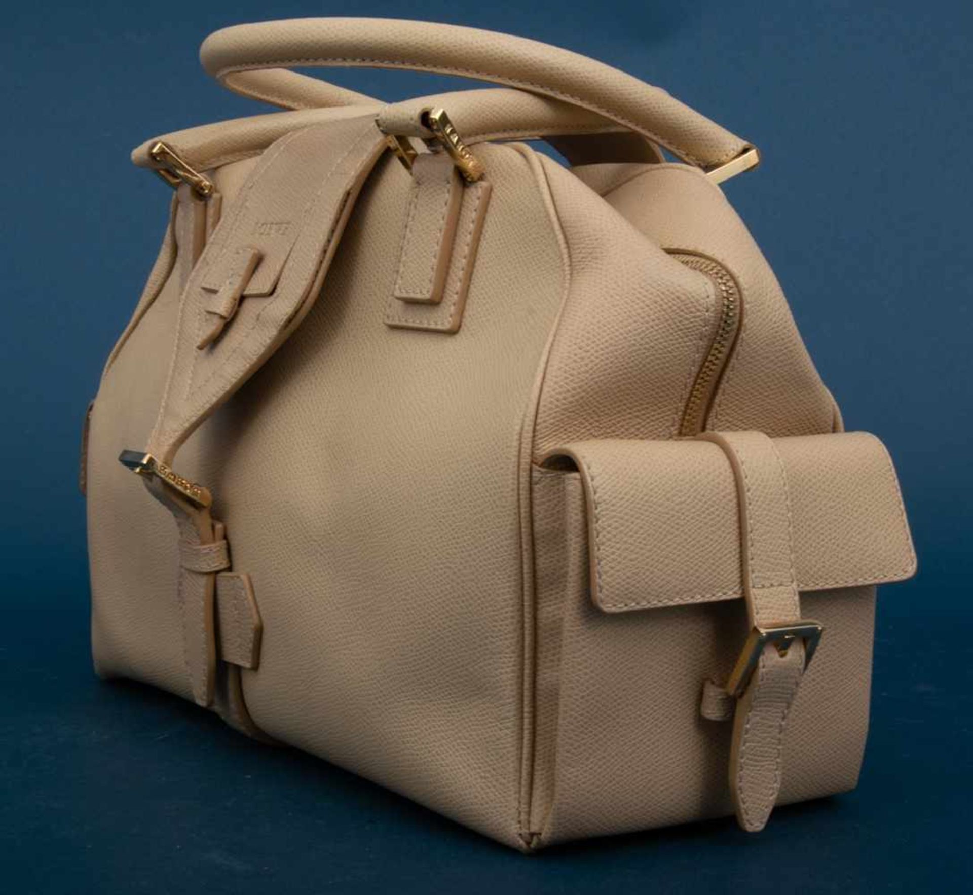 "Loewe" - modische, querformatige Handtasche des spanischen Labels. Formschöne Tasche mit 2 - Bild 5 aus 16