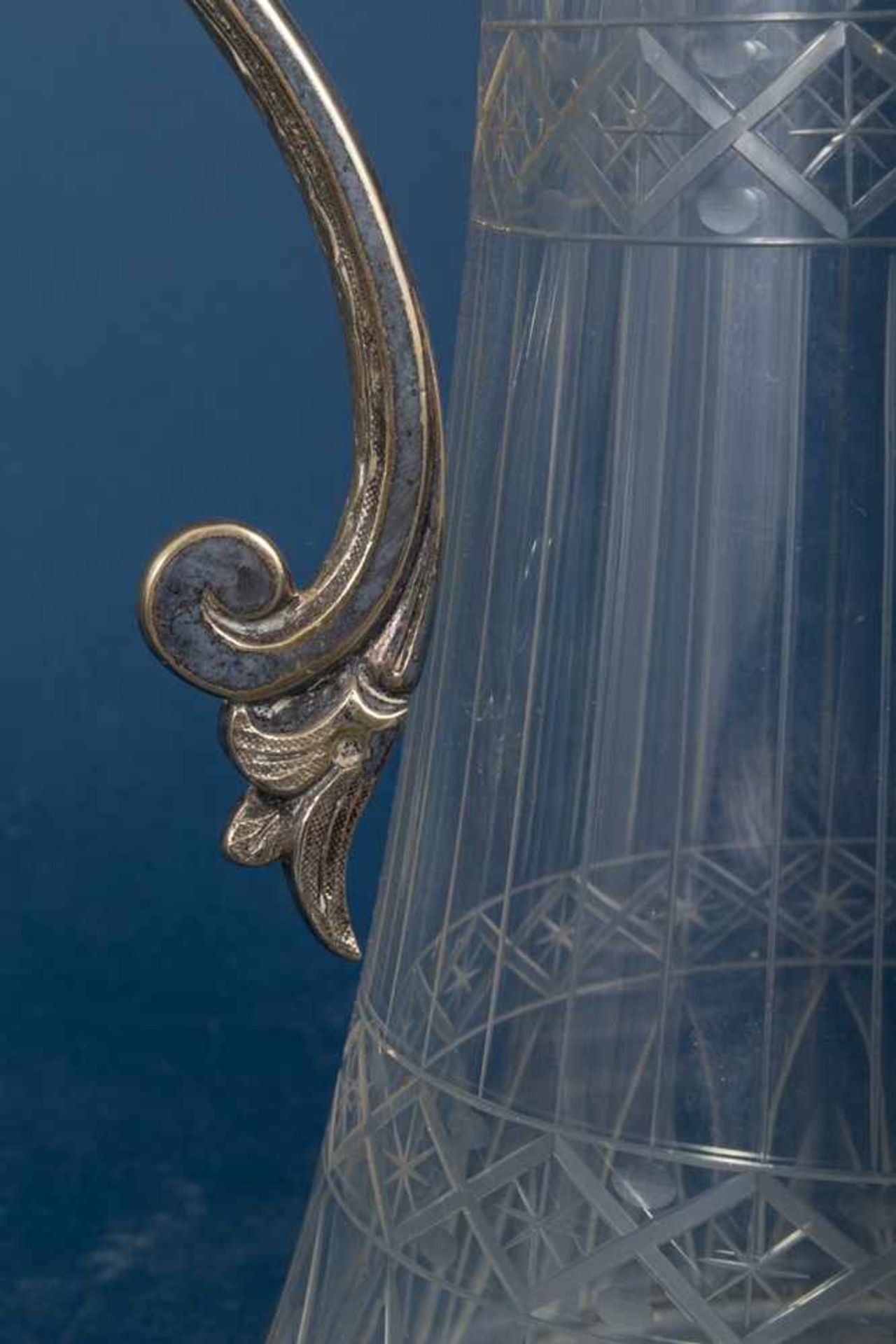 Dekorative Saftkanne, geschliffener, farbloser Klarglaskorpus mit metallischer Griffmontur ( Reste - Bild 7 aus 10