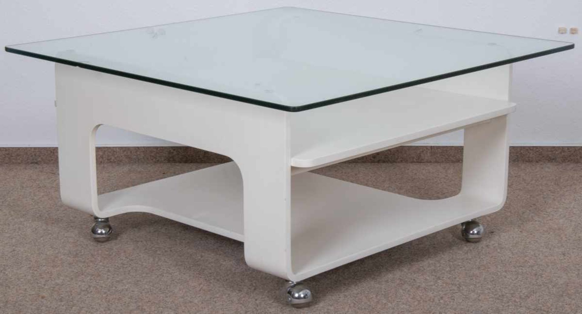 Couchtisch der 1960er/70er Jahre, weiß lackiertes Tischgestell aus gebogenem Holz(?), auf Rollen, - Image 5 of 9