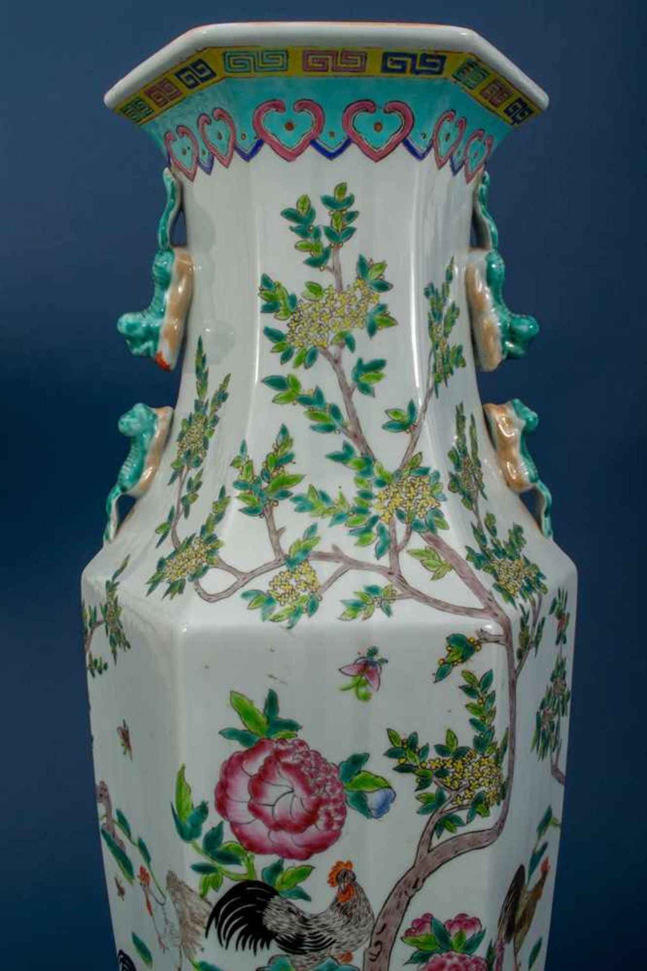 Bodenvase. China, 20. Jhd. Sechskantiger Vasenkörper mit reicher, farbenfroher Bemalung mit - Bild 3 aus 11