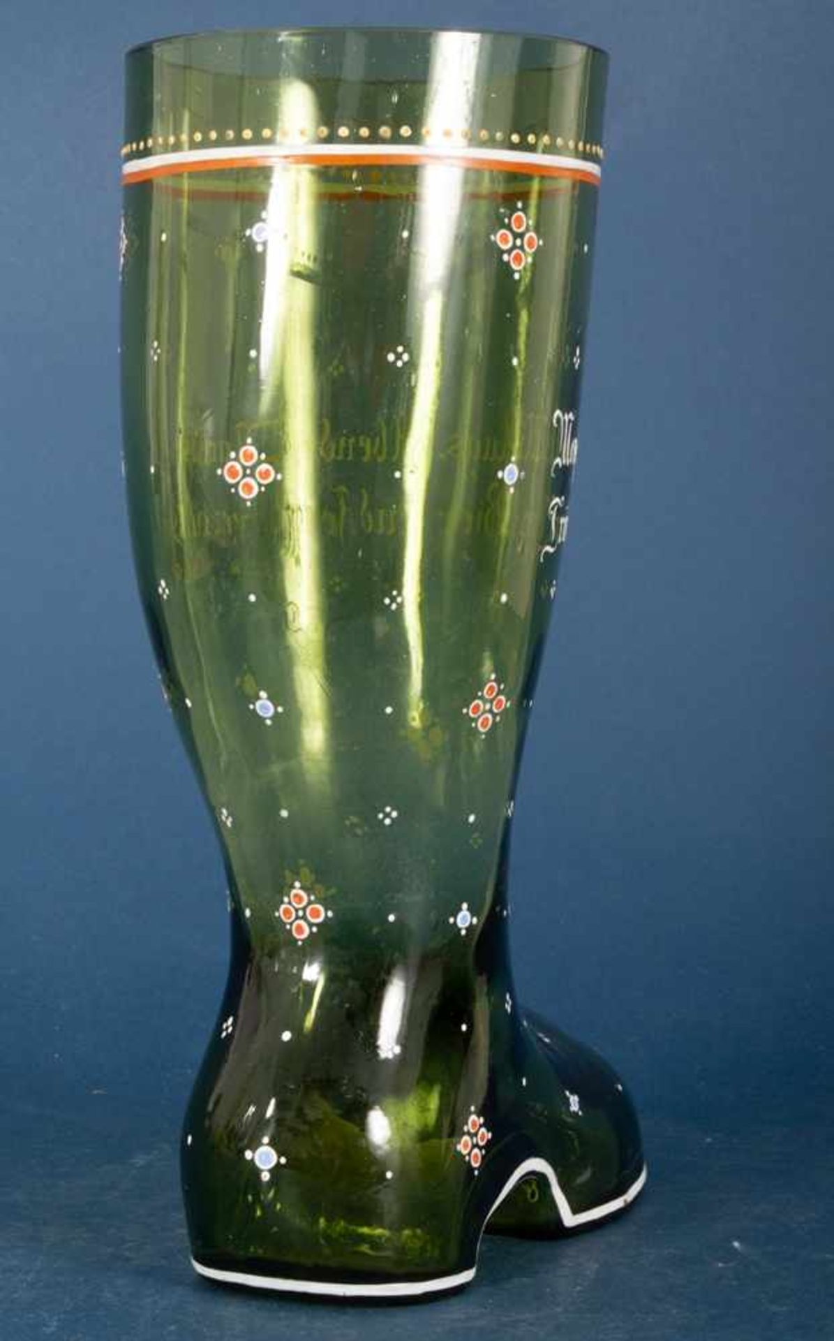Großer Trinkstiefel. Grünliches Glas mit Emailledekor und Trinkspruch. Sehr schöner Erhalt. - Image 6 of 8