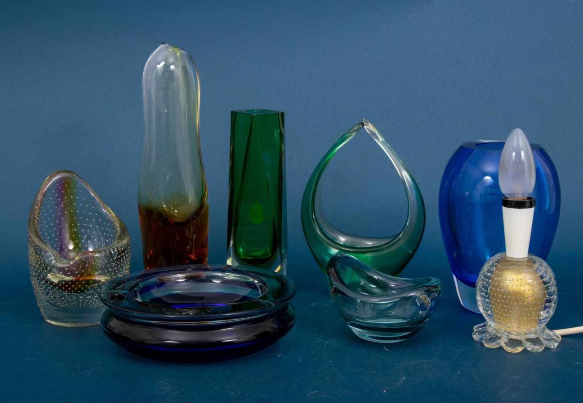 8teiliges Konvolut versch. farbiger Glasobjekte, u. a. Vasen, Schalen & Aschenbecher, 2. Hälfte