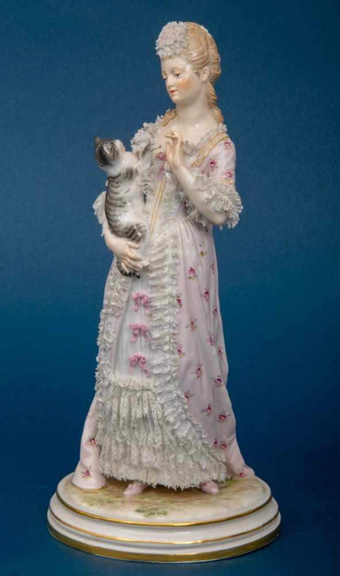 "Galante junge Dame mit Katze". Meissen, Schwertermarke, 1. Wahl, Modellno. L 163, Entwurf von Jacob