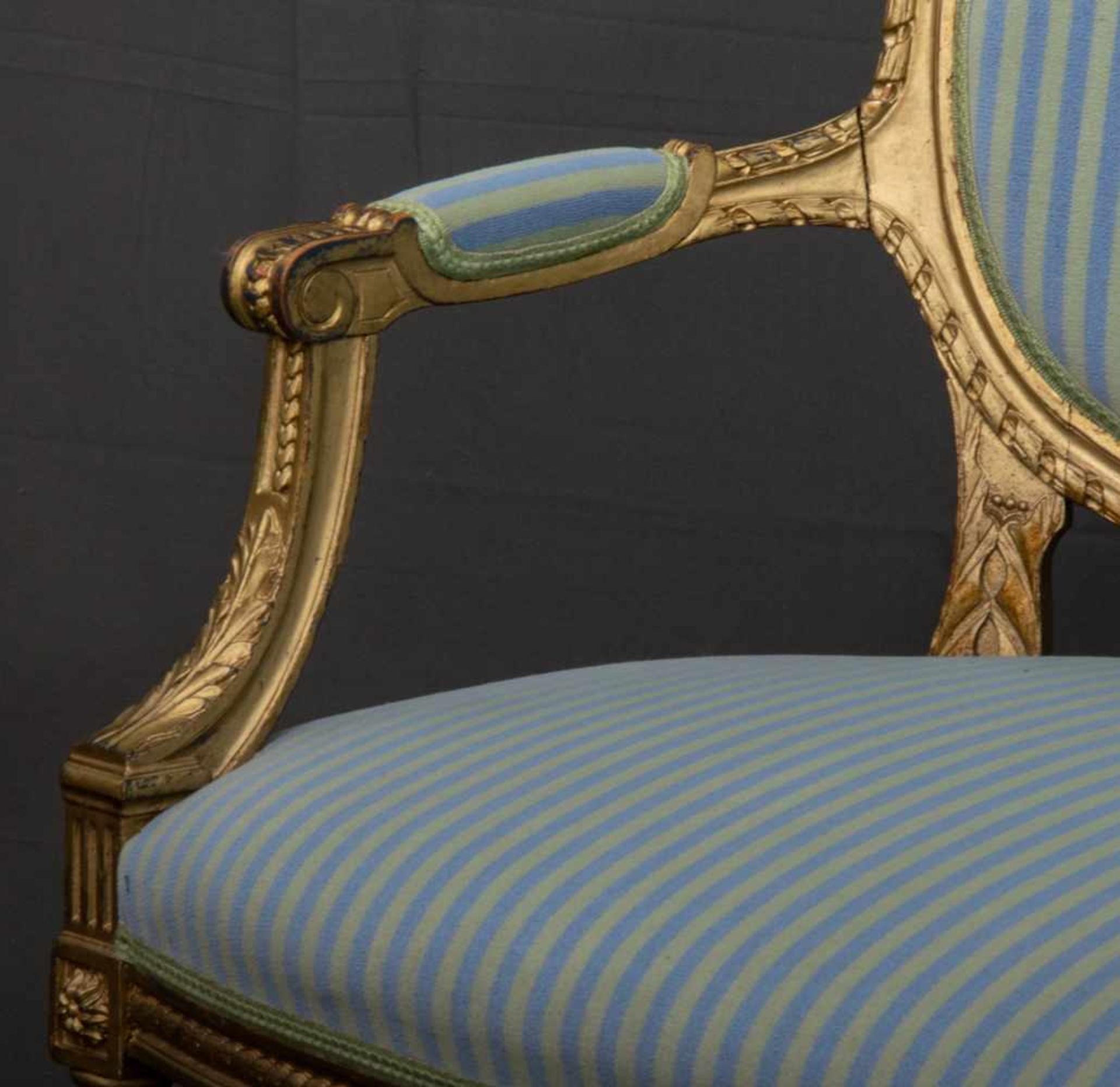 Zweisitzige Polsterbank/Sofa im Louis XVI-Stil, 19./20. Jhd., ältere Restauration, Lehnenhöhe ca. 94 - Bild 4 aus 10