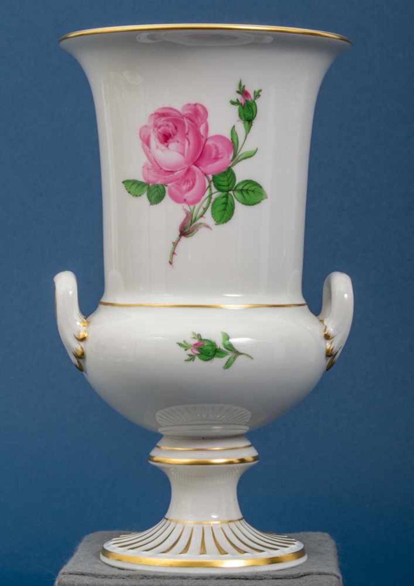 Pokalvase. Meissen. Schwertermarke mit 2 Schleifstrichen = 3. Wahl. Höhe ca. 20 cm. Weißporzellan