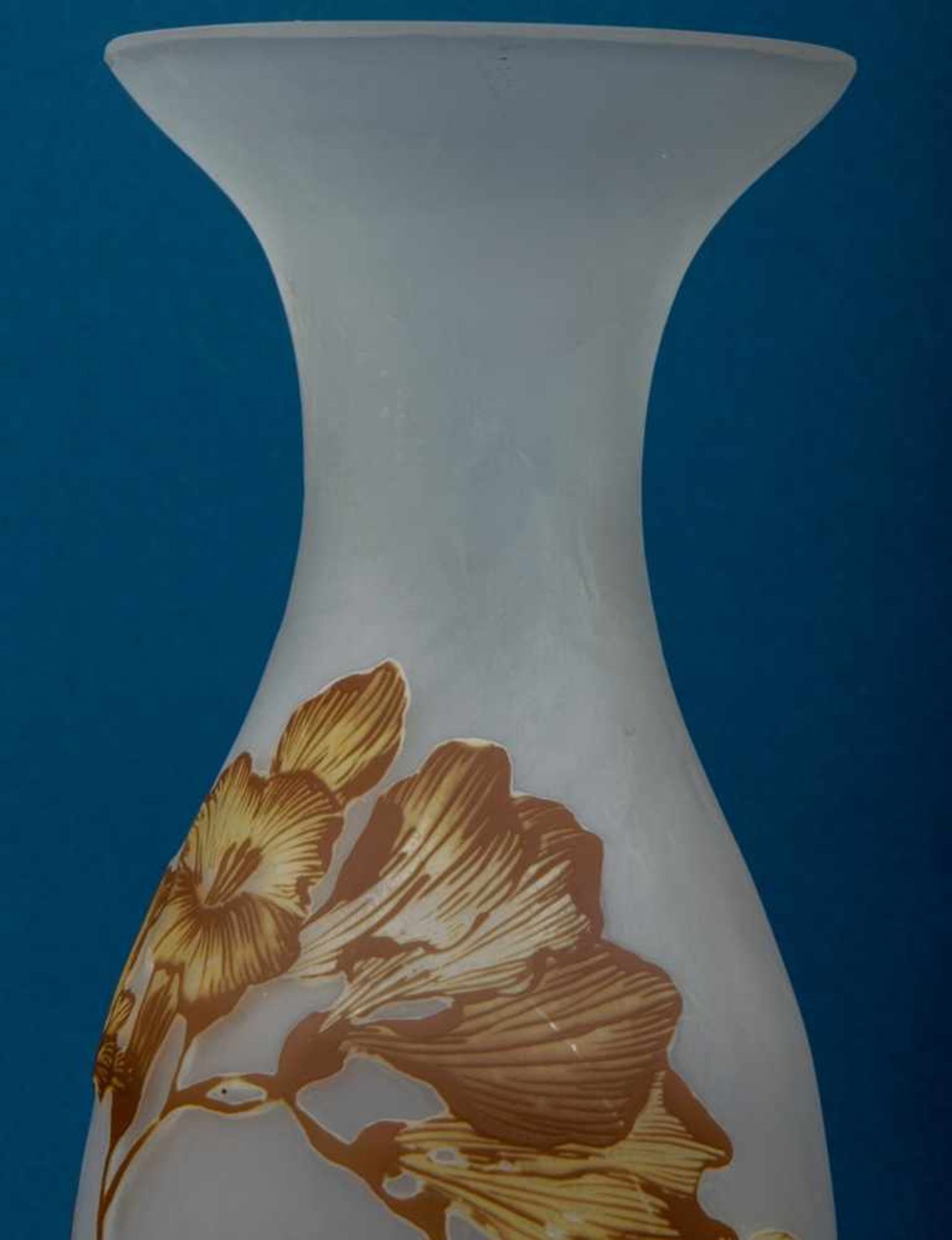 Dekorative Glasvase, mehrfach farbig überfangene Glasvase mit plastisch geschliffenem Floraldekor, - Image 6 of 6