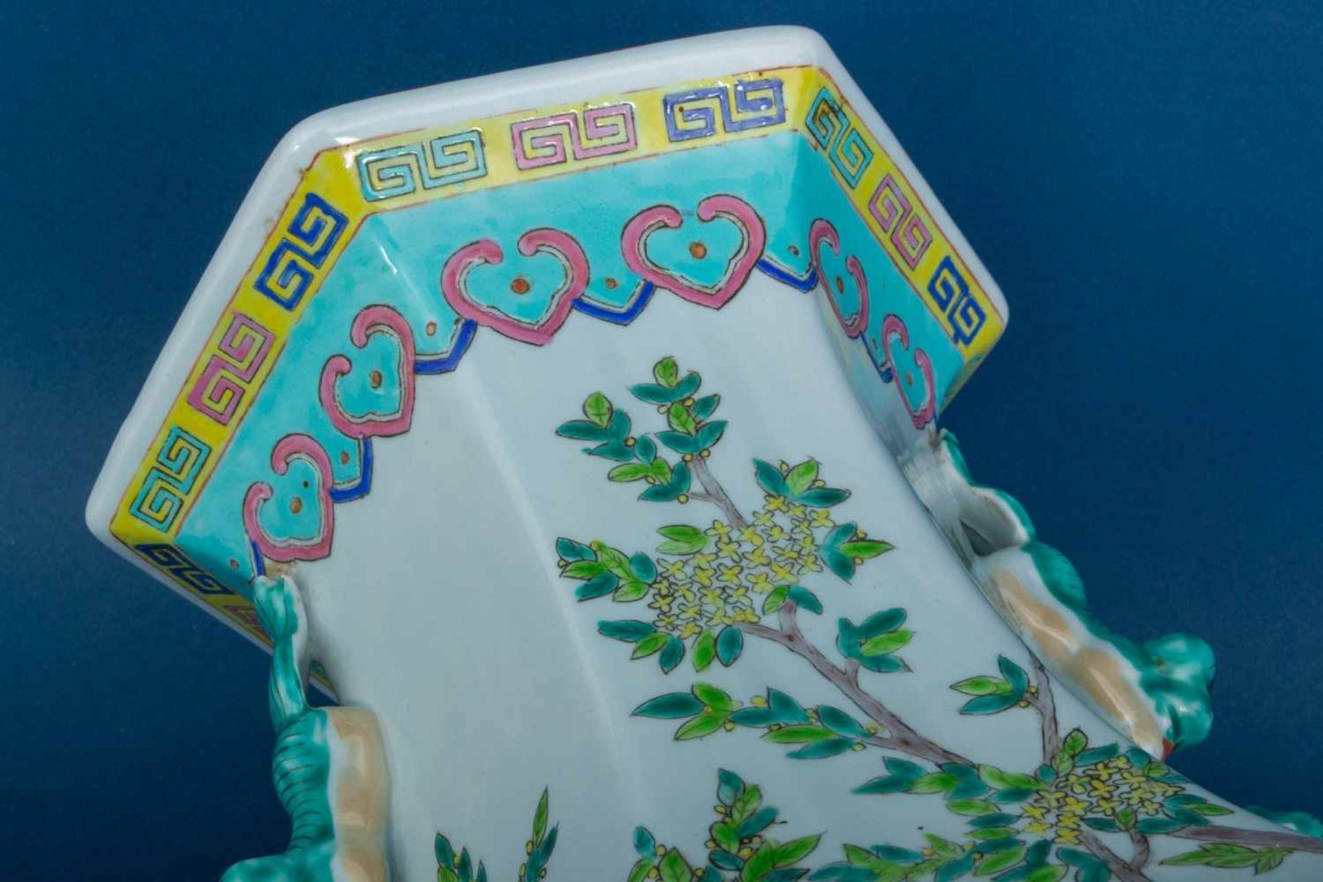 Bodenvase. China, 20. Jhd. Sechskantiger Vasenkörper mit reicher, farbenfroher Bemalung mit - Bild 11 aus 11