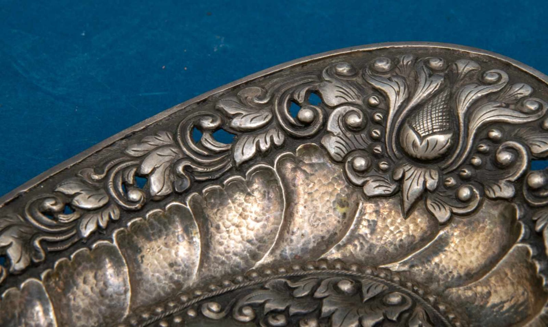 Ovale Silberschale, 800er Silber, ca. 330 gr., opulenter, floraler Hammerschlagdekor. Ca. 27,5 x - Bild 4 aus 8