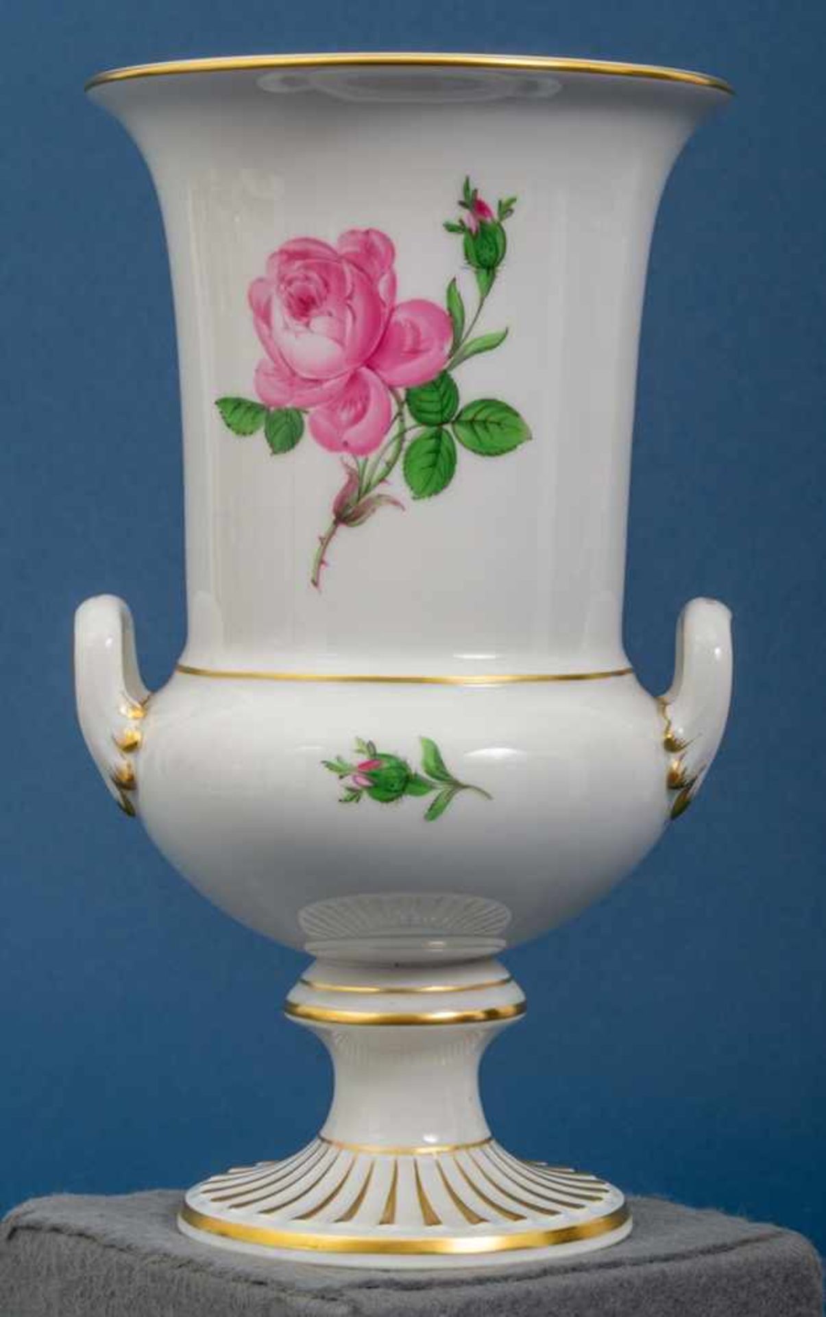 Pokalvase. Meissen. Schwertermarke mit 2 Schleifstrichen = 3. Wahl. Höhe ca. 20 cm. Weißporzellan - Bild 7 aus 7