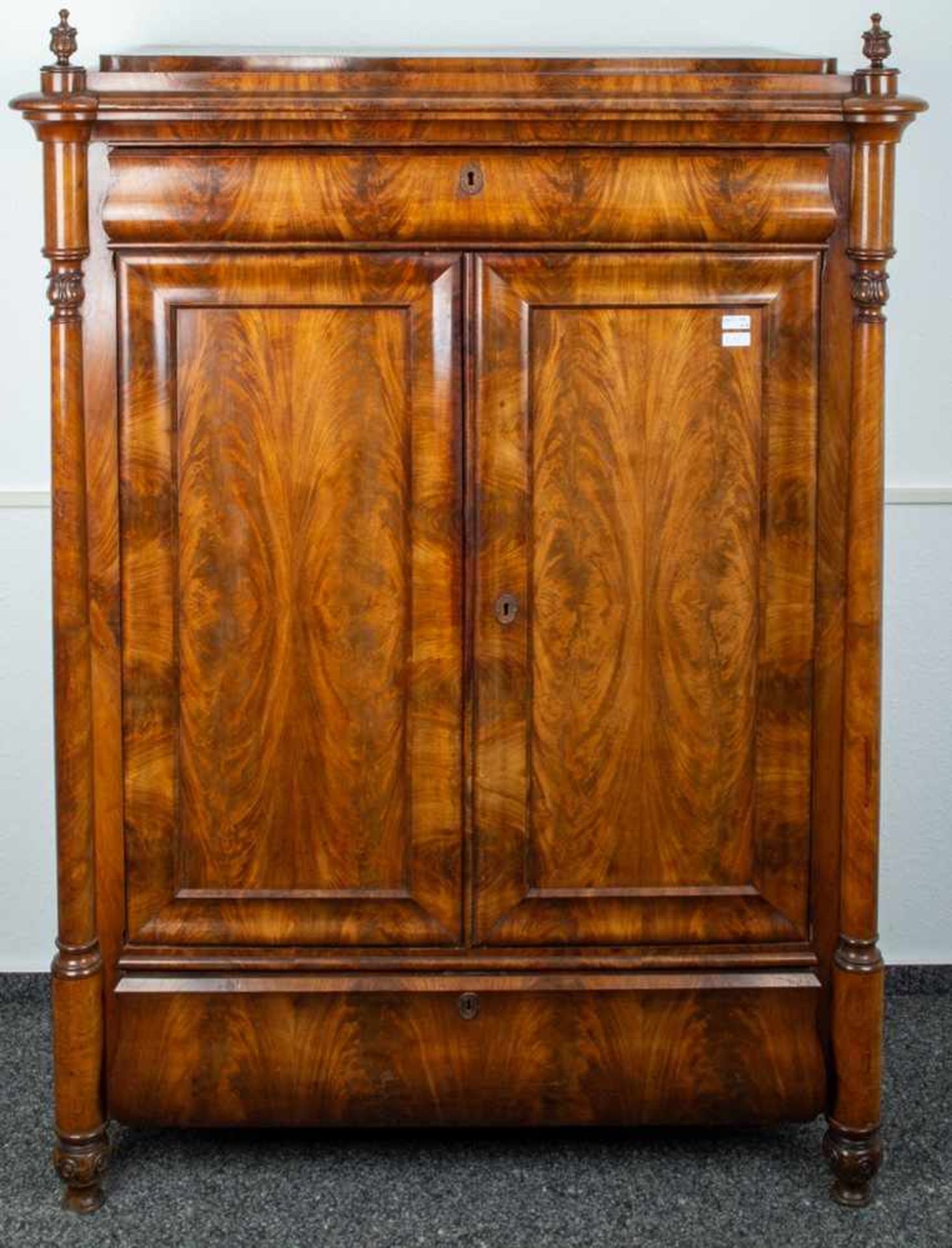 Halbschrank, norddeutsches Spätbiedermeier um 1840/ 50, Mahagoni massiv u. teilw. auf Eiche