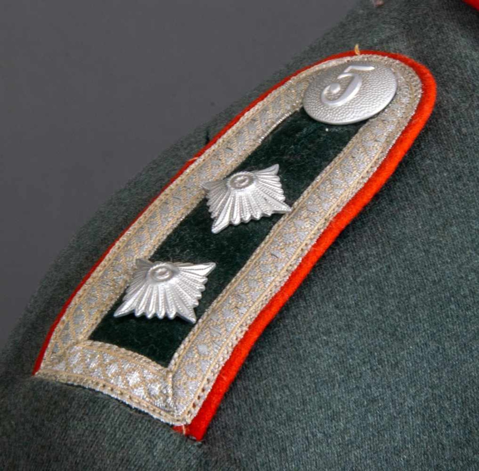 Paraderock/Uniformrock der Wehrmacht in schöner Erhaltung. Grünlicher Stoff mit silberfarbenen - Bild 4 aus 7