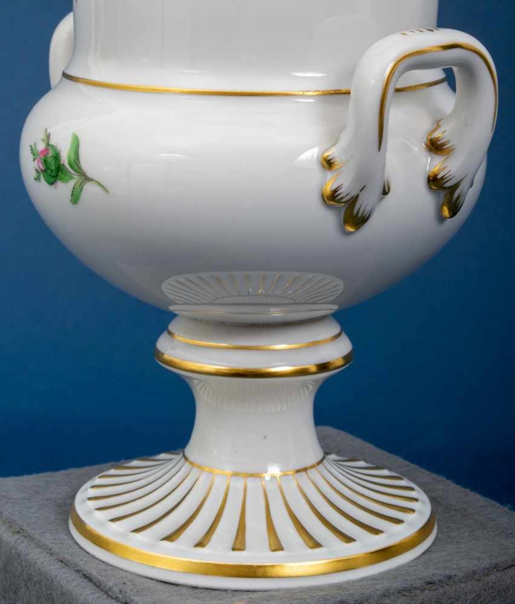 Pokalvase. Meissen. Schwertermarke mit 2 Schleifstrichen = 3. Wahl. Höhe ca. 20 cm. Weißporzellan - Bild 3 aus 7