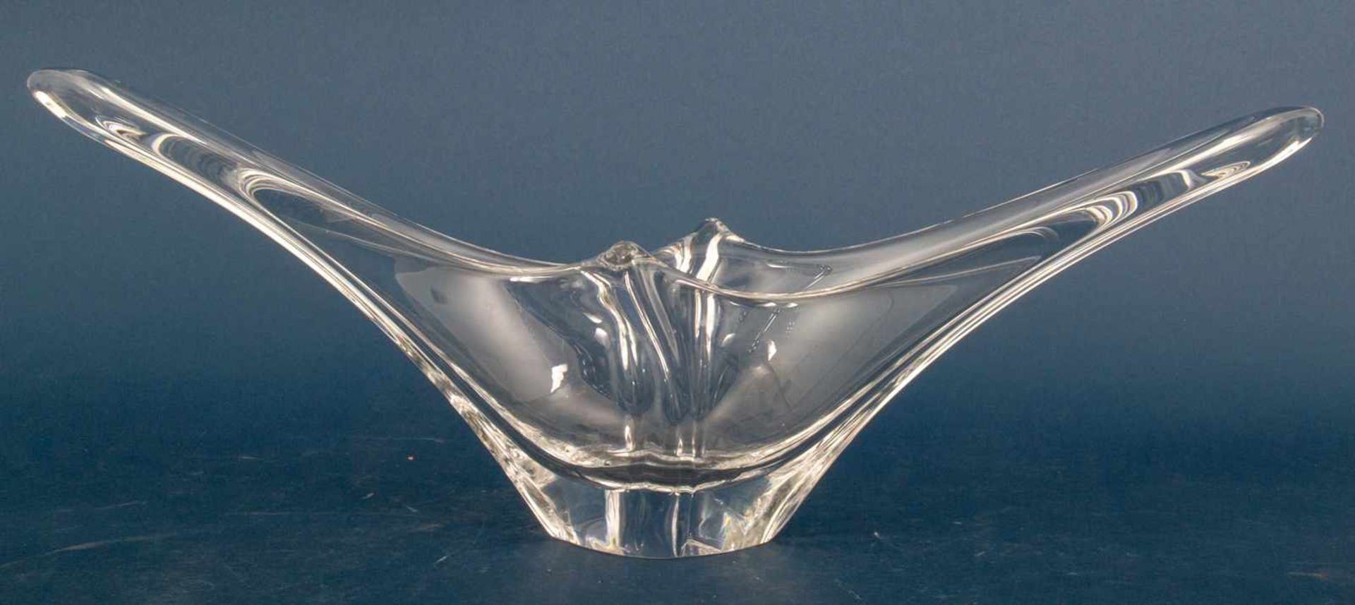 Große Glasschale "DAUM - FRANCE". Farbloses Kristallglas in exentrischer Formgebung. Länge ca. 60