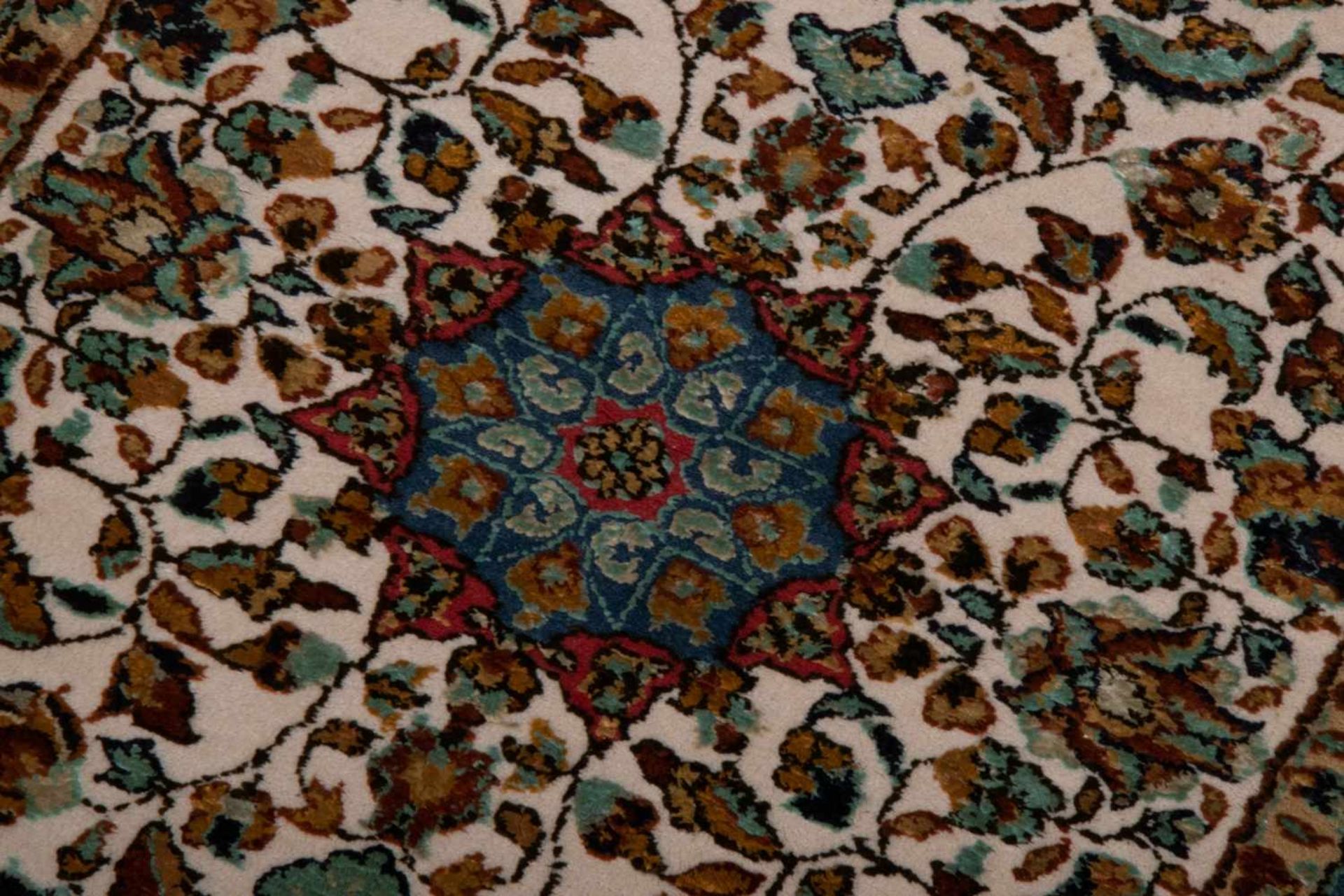 Kleine, iranische Teppichbrücke, heller Fond mit versch. Florhöhen, zentrales Medaillon. Ca. 63 x 90 - Bild 3 aus 9