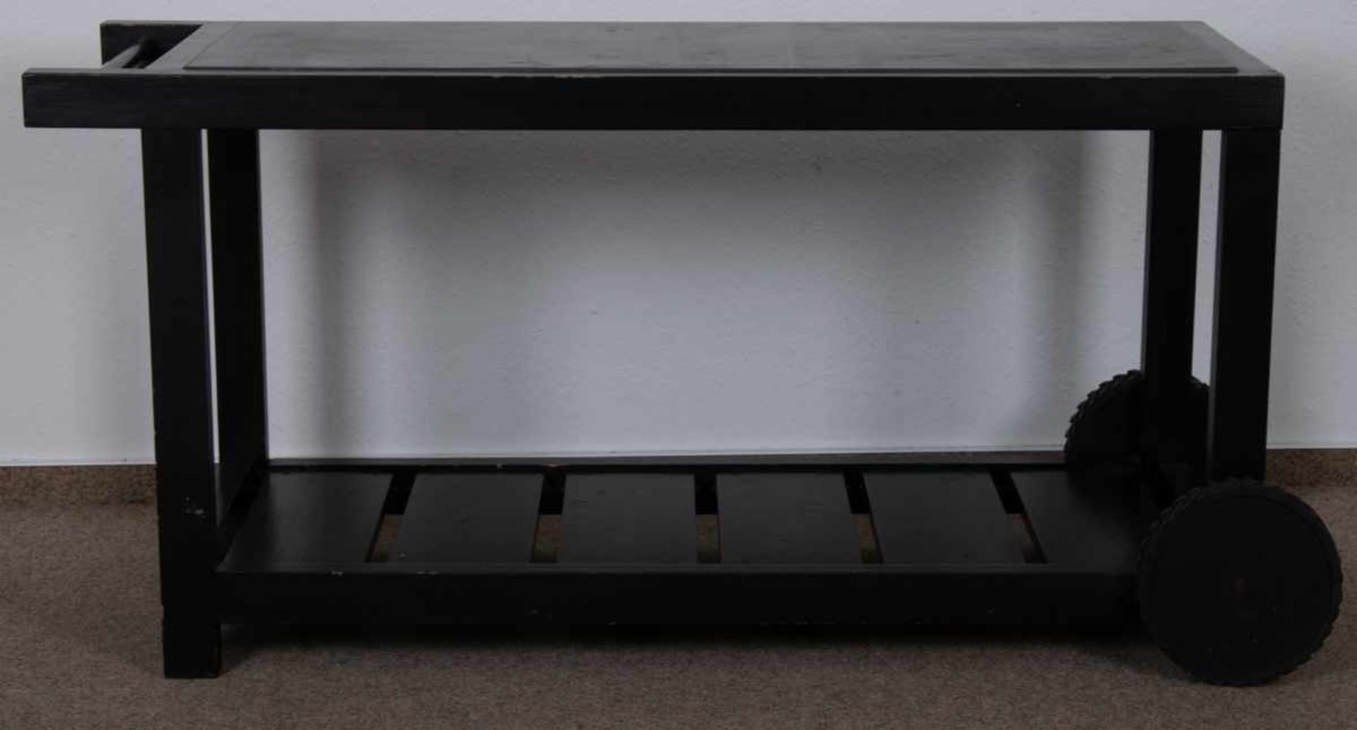 Rollbarer Gartentisch, schwarz lackiertes Nadelholz auf Kunststoffrollen gelagert/bedingt beweglich, - Bild 4 aus 6