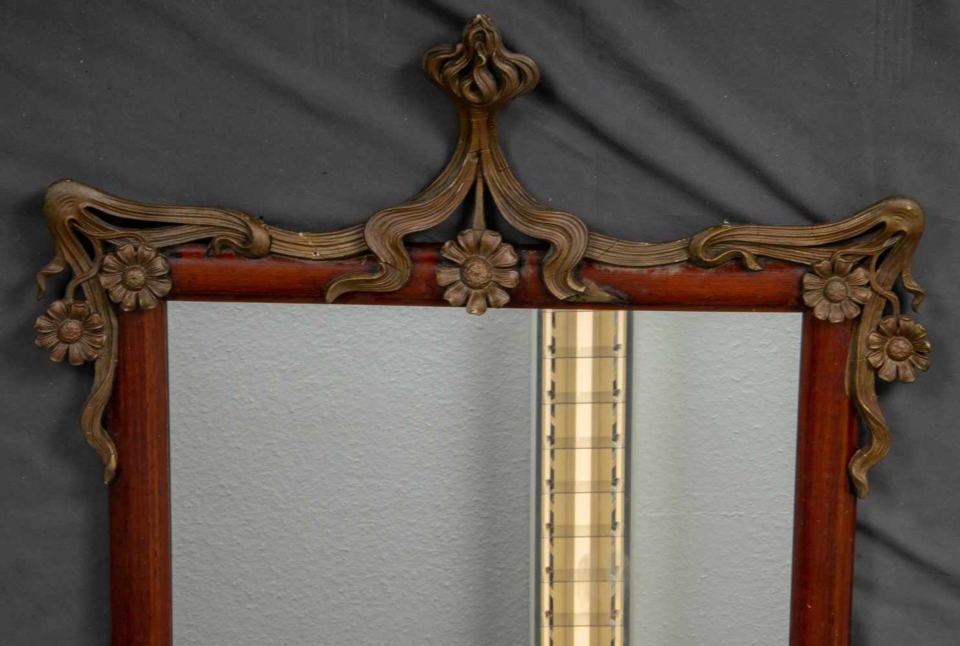 Antiker Spiegel, Jugendstil um 1900, rechteckiger Spiegelrahmen mit angesetztem Stuckrankendekor ( - Bild 4 aus 5