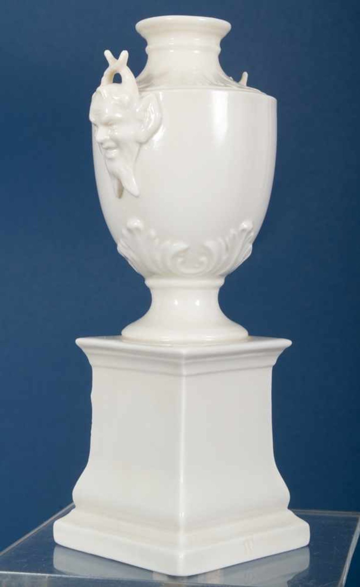 Pokalvase auf Sockel, Vase seitlich mit Satyren als Handhaben. Nymphenburger Porzellan. Höhe ca. - Image 3 of 5
