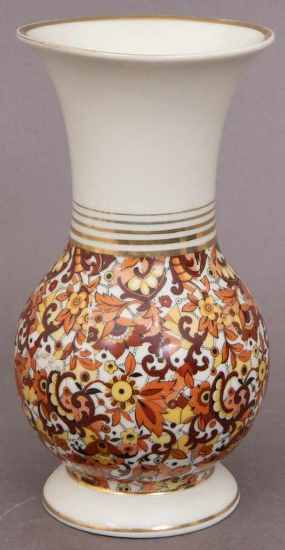 Zweiteiliges Tischvasenset "Schoenau". Elfenbeinfarbenes Porzellan mit abstraktem Floralmuster in - Image 3 of 8