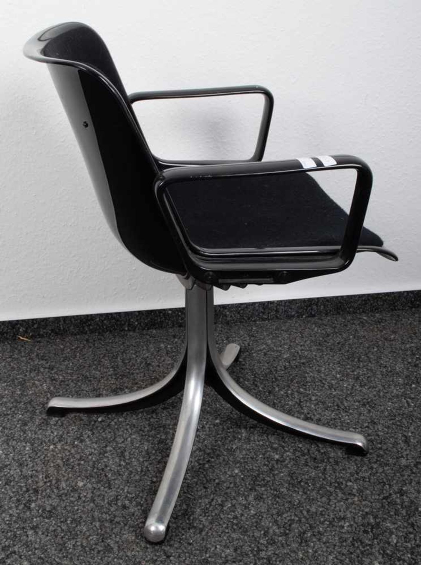 Schreibtisch-Drehstuhl/Bürostuhl. Italienisches Design um 1970. Vierpassiger Aluminiumfuß mit - Bild 2 aus 7
