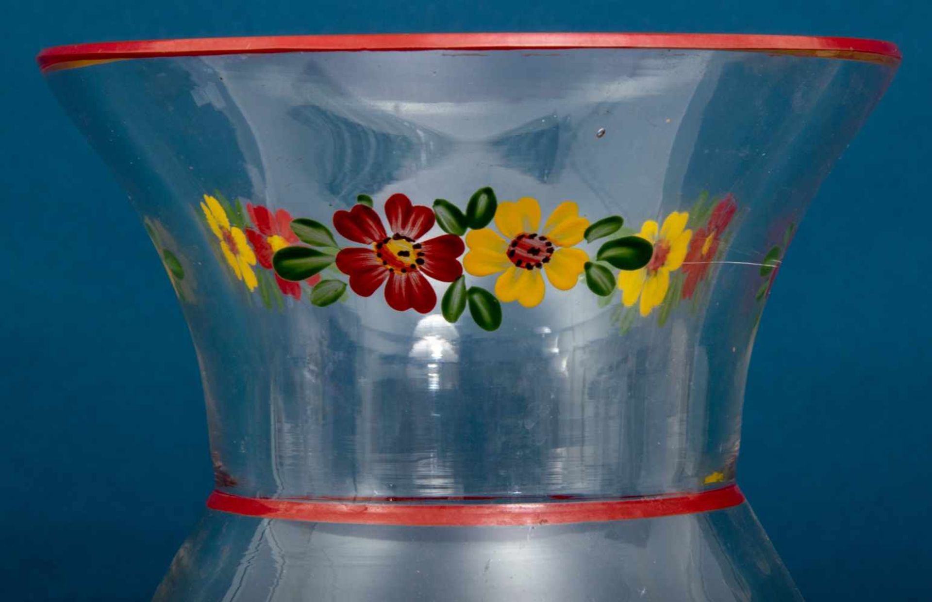 Tischvase, dickwandiges, farbloses Klarglas, 1920er/30er Jahre, mit farbenfrohem Floraldekor bemalt. - Image 3 of 5