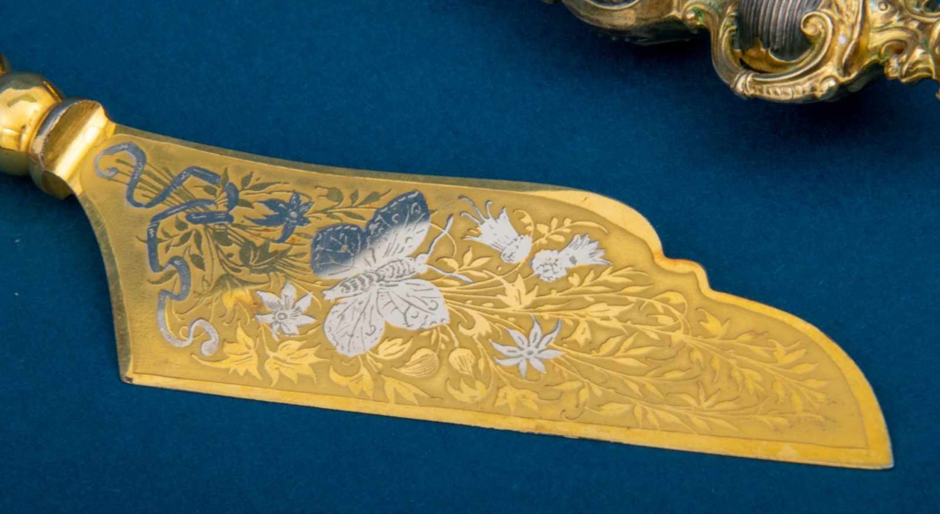 Paar prunkvoller Käsemesser im Präsentetui. 800er Silber, teilweise vergoldet. Klingen mit reichen - Image 3 of 5