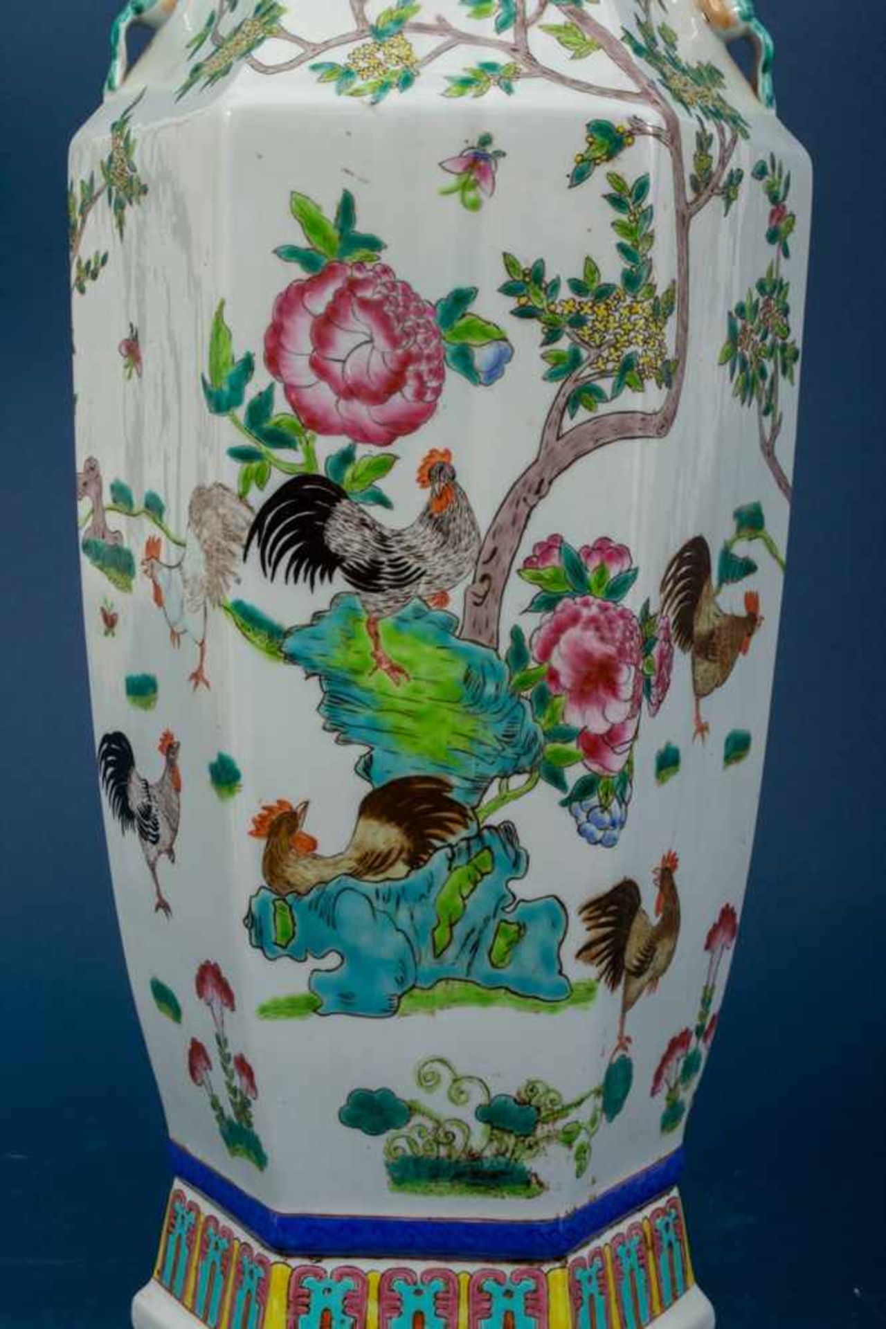 Bodenvase. China, 20. Jhd. Sechskantiger Vasenkörper mit reicher, farbenfroher Bemalung mit - Bild 2 aus 11