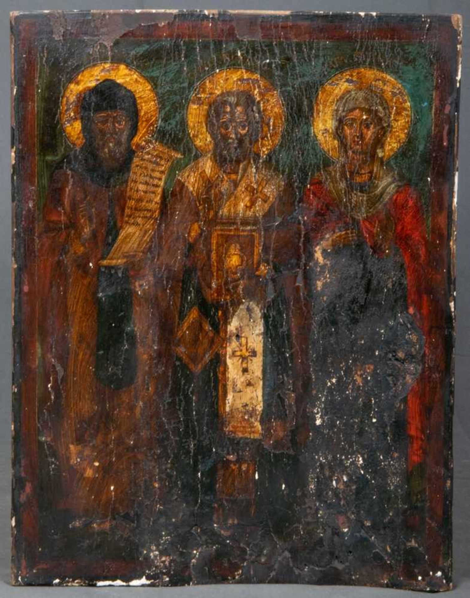 Alte oder antike Ikone mit Darstellung dreier Heiliger. Eitempera auf Eichenholztafel, ca. 48 x 37