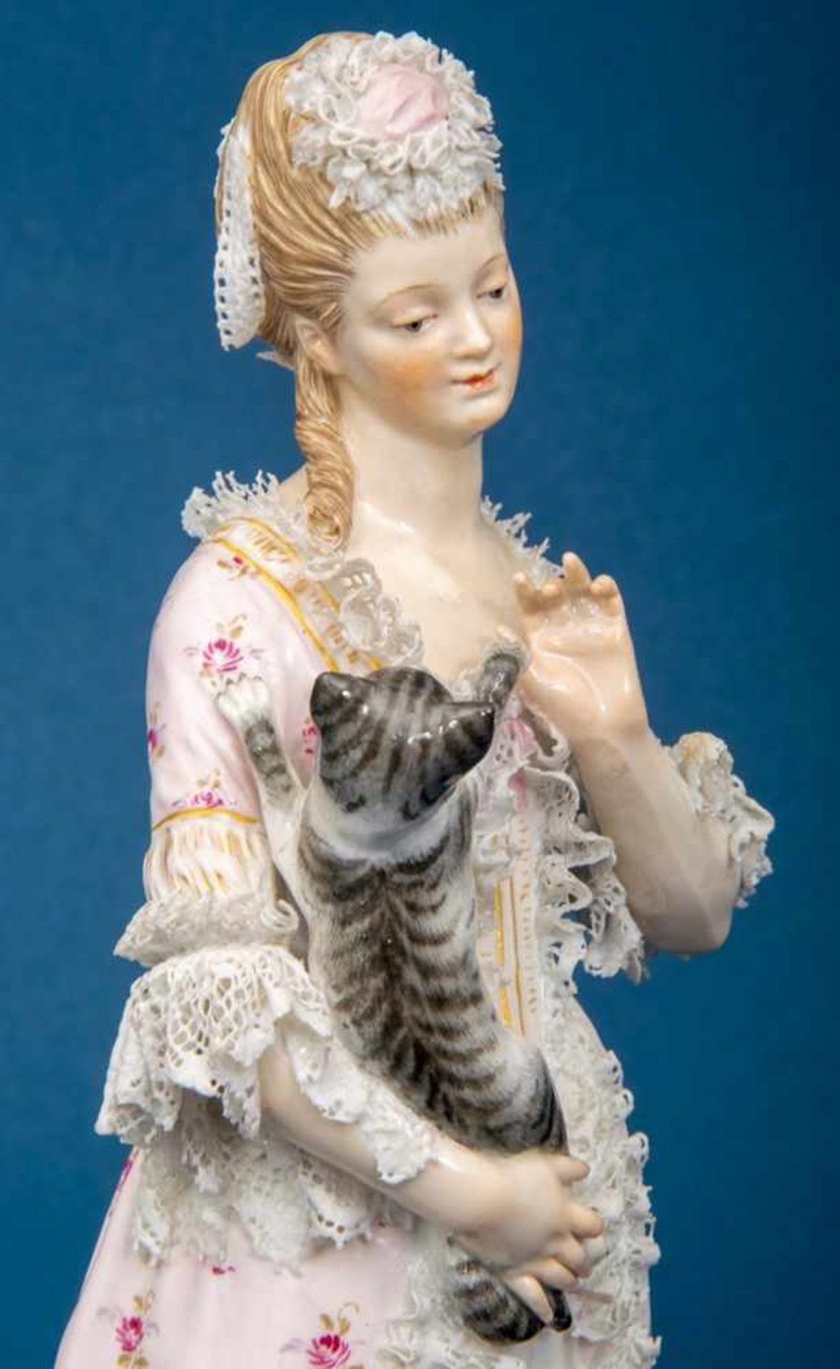 "Galante junge Dame mit Katze". Meissen, Schwertermarke, 1. Wahl, Modellno. L 163, Entwurf von Jacob - Bild 3 aus 7