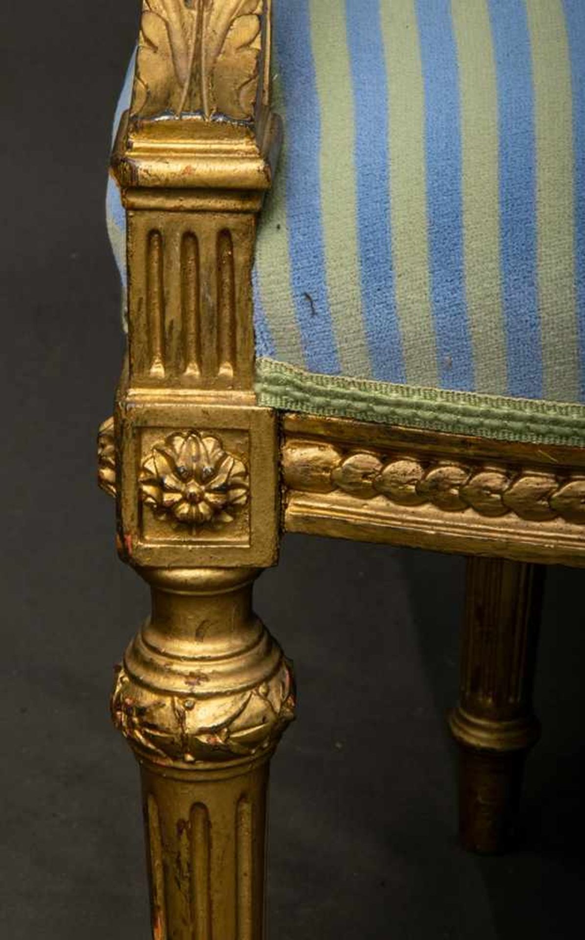 Zweisitzige Polsterbank/Sofa im Louis XVI-Stil, 19./20. Jhd., ältere Restauration, Lehnenhöhe ca. 94 - Image 10 of 10