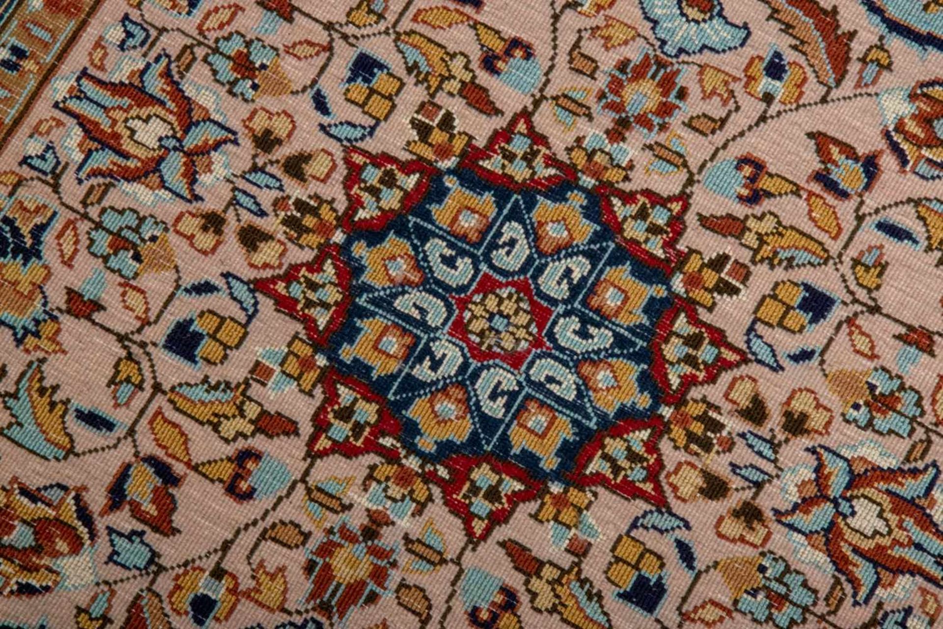 Kleine, iranische Teppichbrücke, heller Fond mit versch. Florhöhen, zentrales Medaillon. Ca. 63 x 90 - Bild 8 aus 9