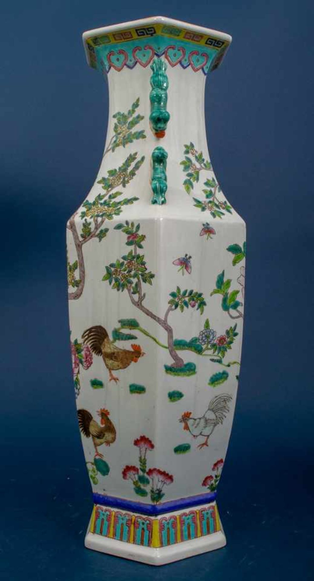 Bodenvase. China, 20. Jhd. Sechskantiger Vasenkörper mit reicher, farbenfroher Bemalung mit - Bild 4 aus 11