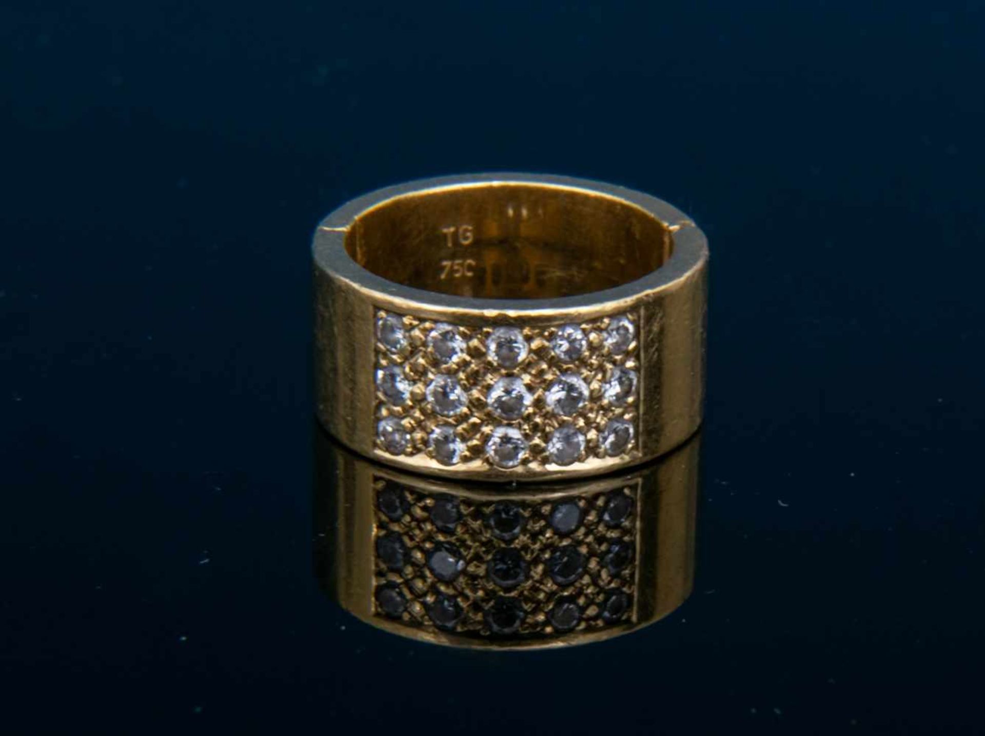 Massiver 750er Gelbgold-Unisex-Ring mit raffinierter, scharnierter Fassung, gestempelt "750 - TG",