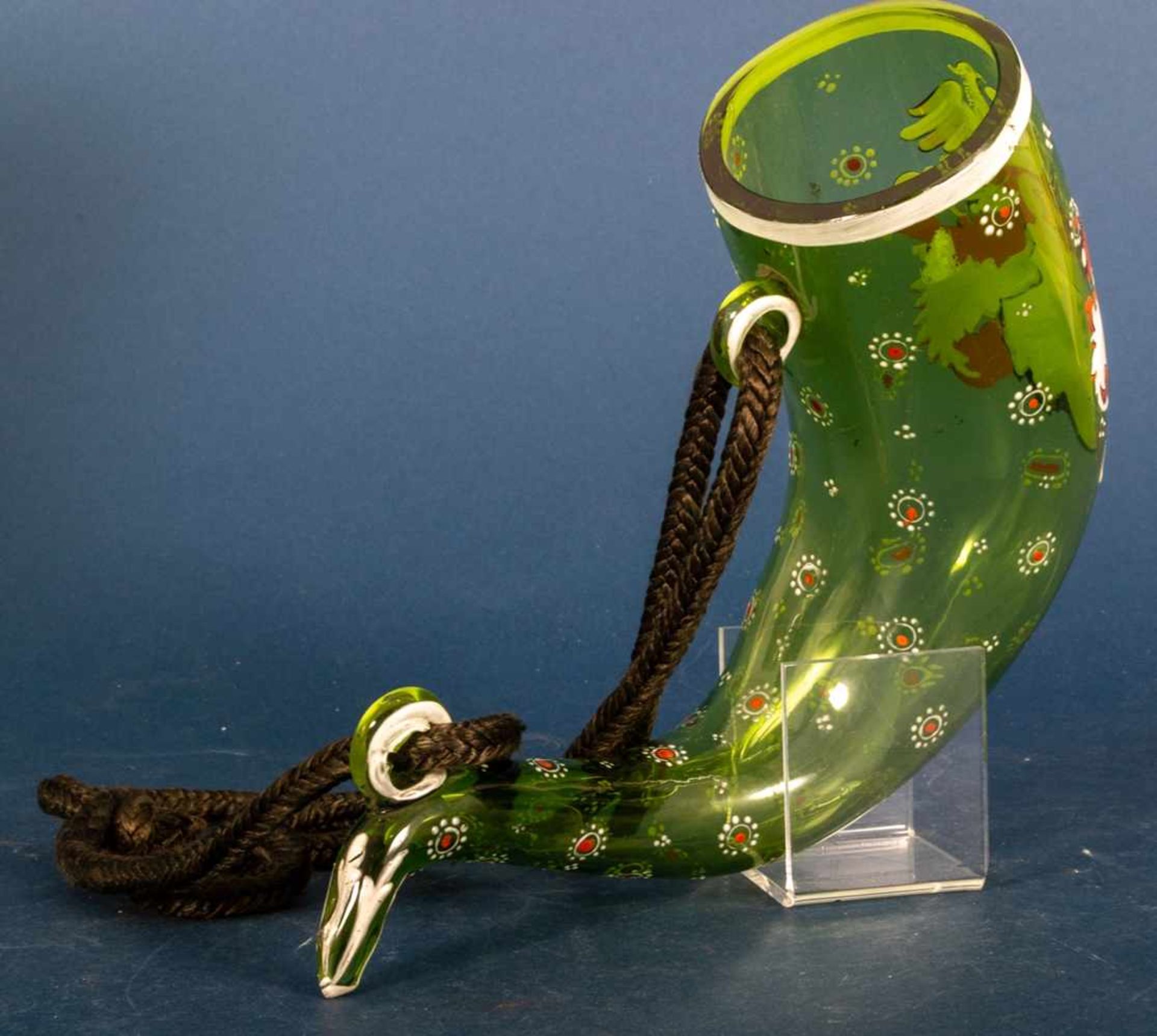 Trinkhorn. Grünliches Glas mit polychromem Emailledekor. Lippenrand mit kleinem Chip. Deutsch um - Image 5 of 11