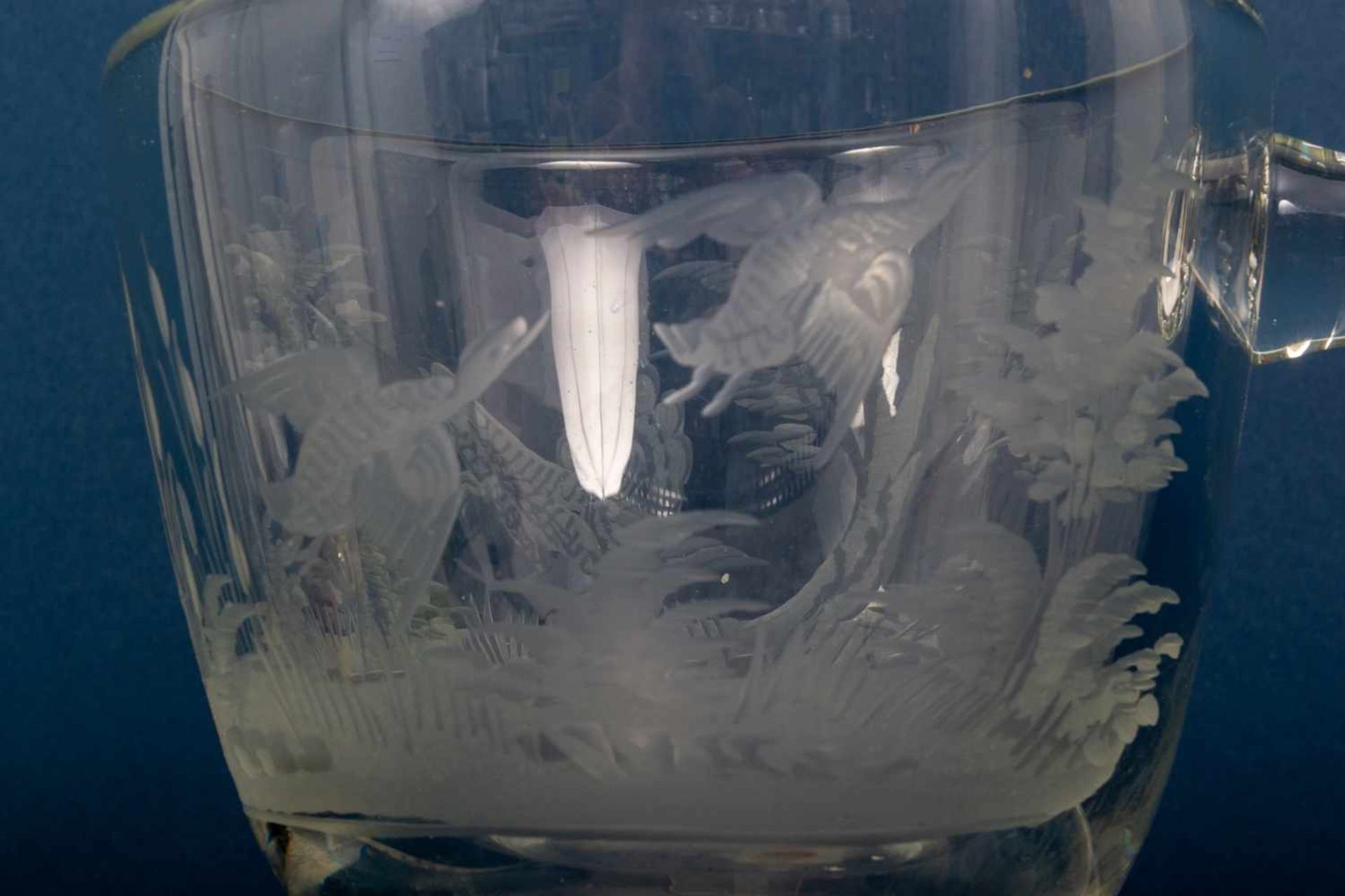 3teiliges Konvolut versch. Glasobjekte mit geschliffenen Faunaldekoren, bestehend aus Henkeltopf ( - Image 4 of 6