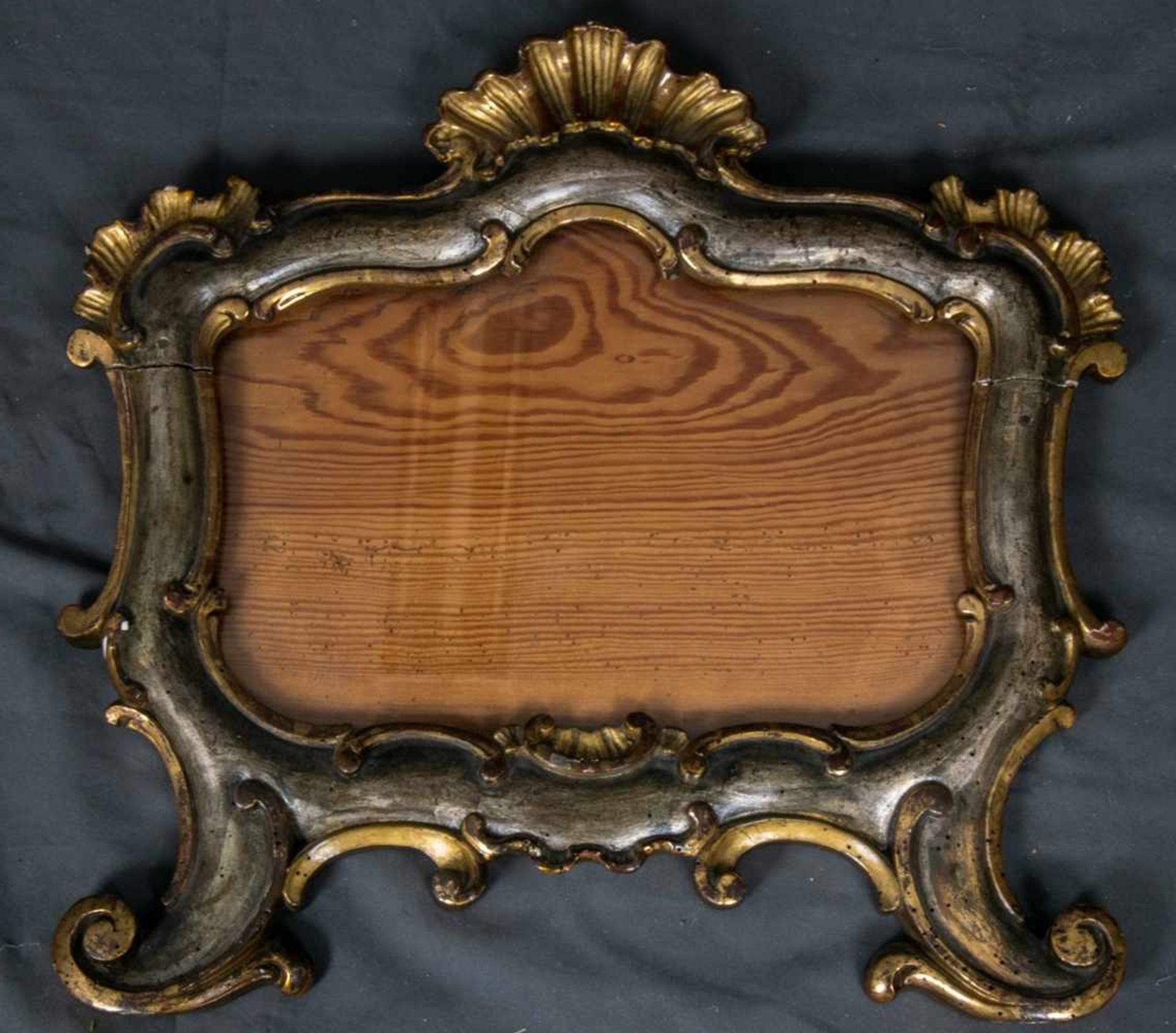 Aufstellrahmen, Barock, süddeutsch/alpenländisch um 1750, ca. 44 x 46 cm. Holz geschnitzt, gefasst &