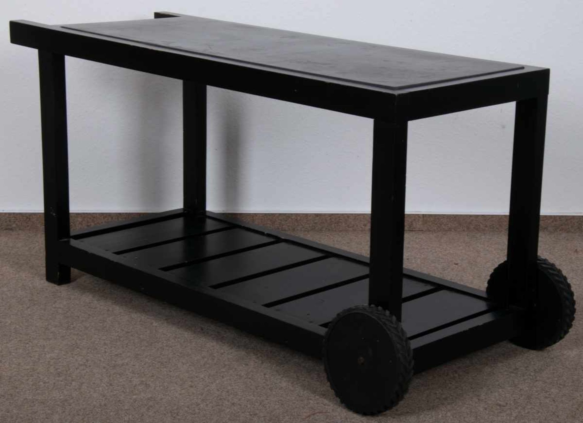 Rollbarer Gartentisch, schwarz lackiertes Nadelholz auf Kunststoffrollen gelagert/bedingt beweglich, - Bild 5 aus 6