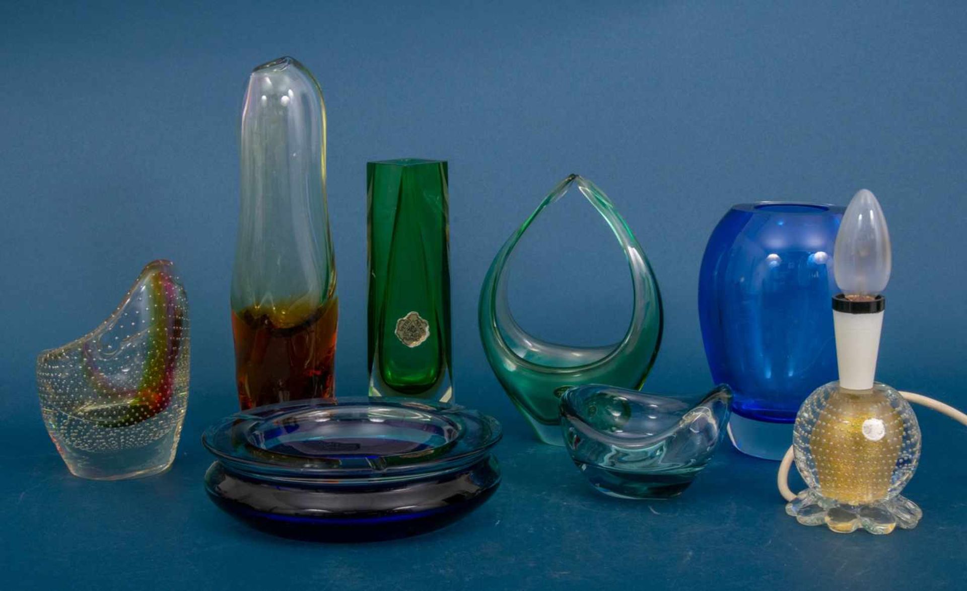 8teiliges Konvolut versch. farbiger Glasobjekte, u. a. Vasen, Schalen & Aschenbecher, 2. Hälfte - Bild 2 aus 8